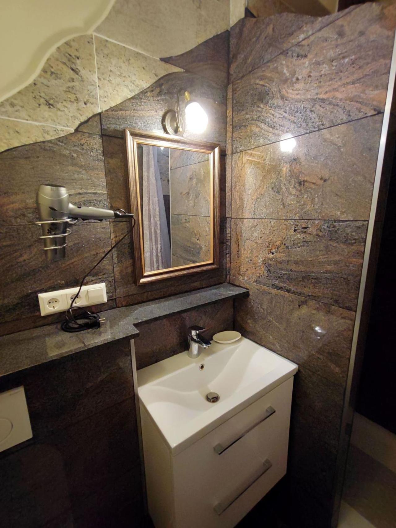 Deluxe Double Room with Shower - Photo 4