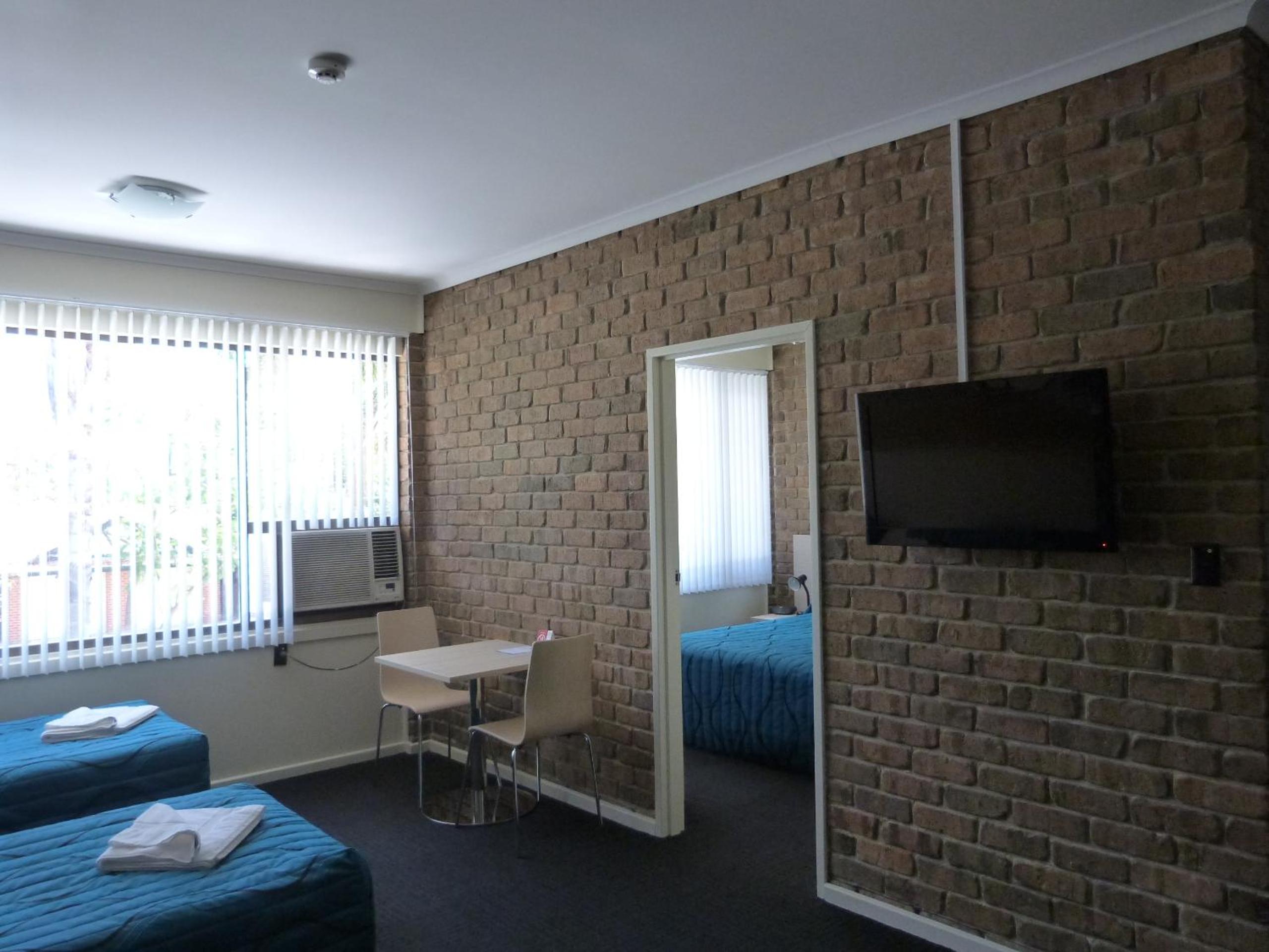 Family Room - Photo 2