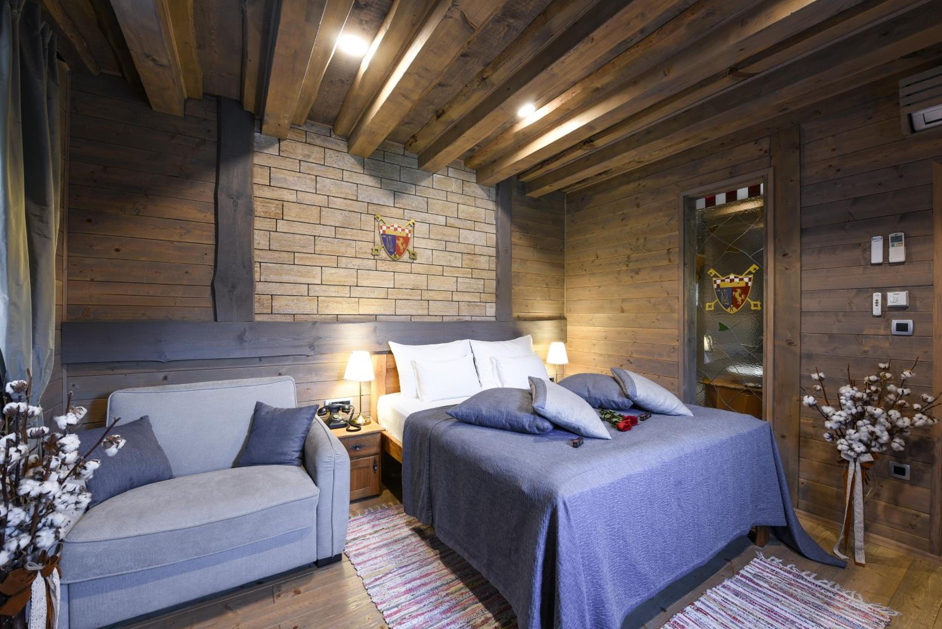 Deluxe Double Room with Balcony photo 3