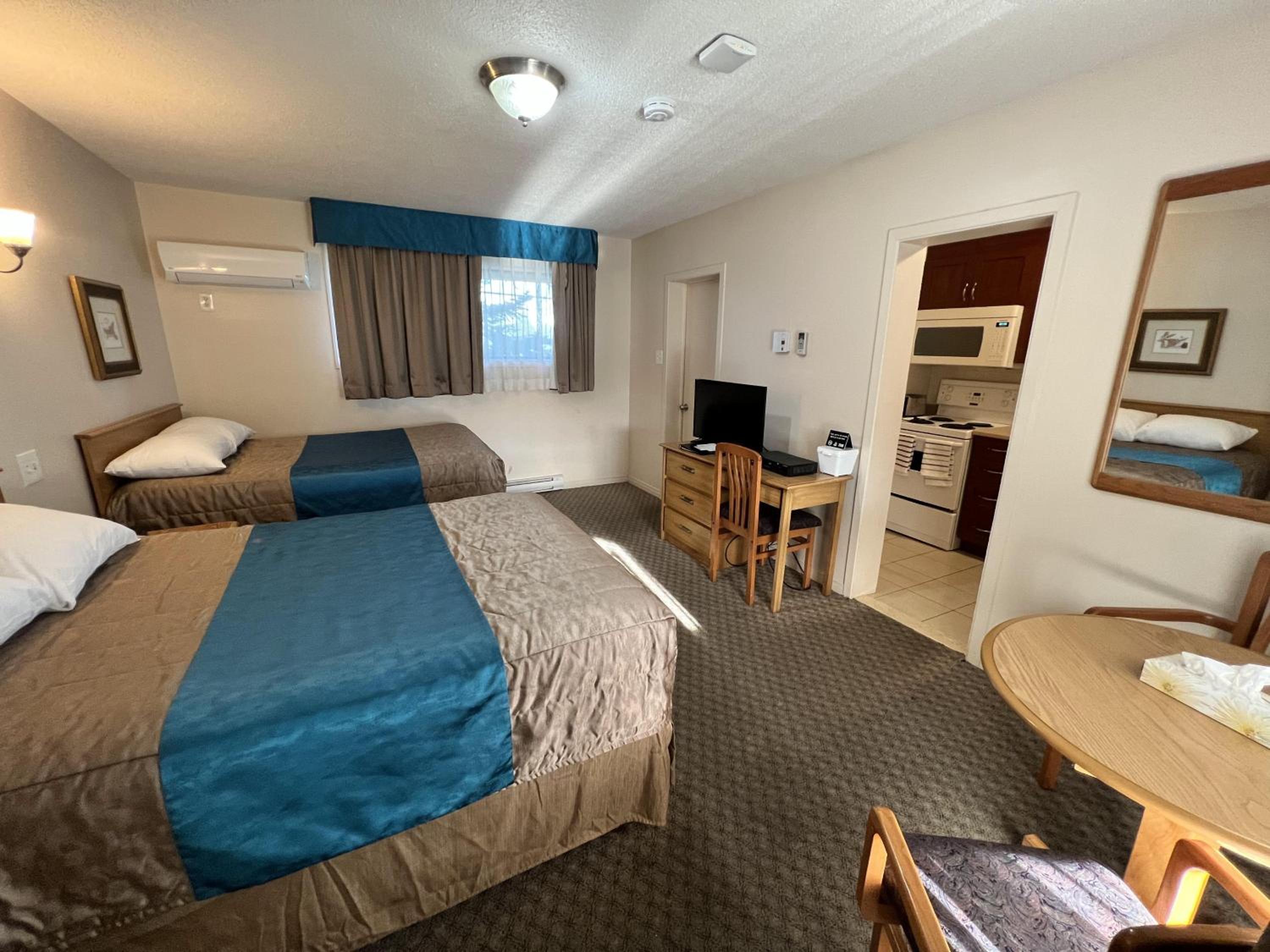 Suite with Two Double Beds and Kitchenette - Photo 1