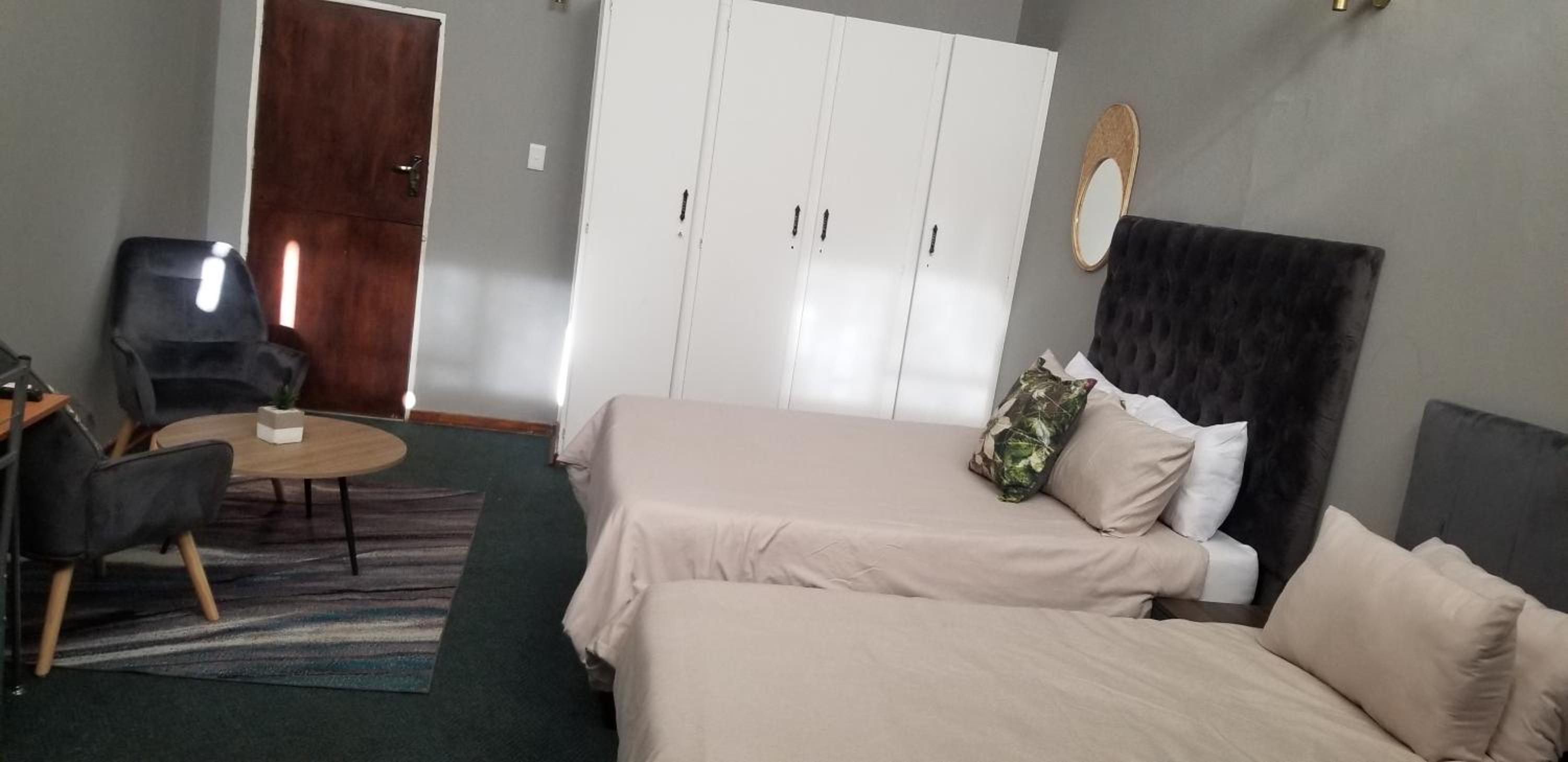 Deluxe Family Suite - Photo 5