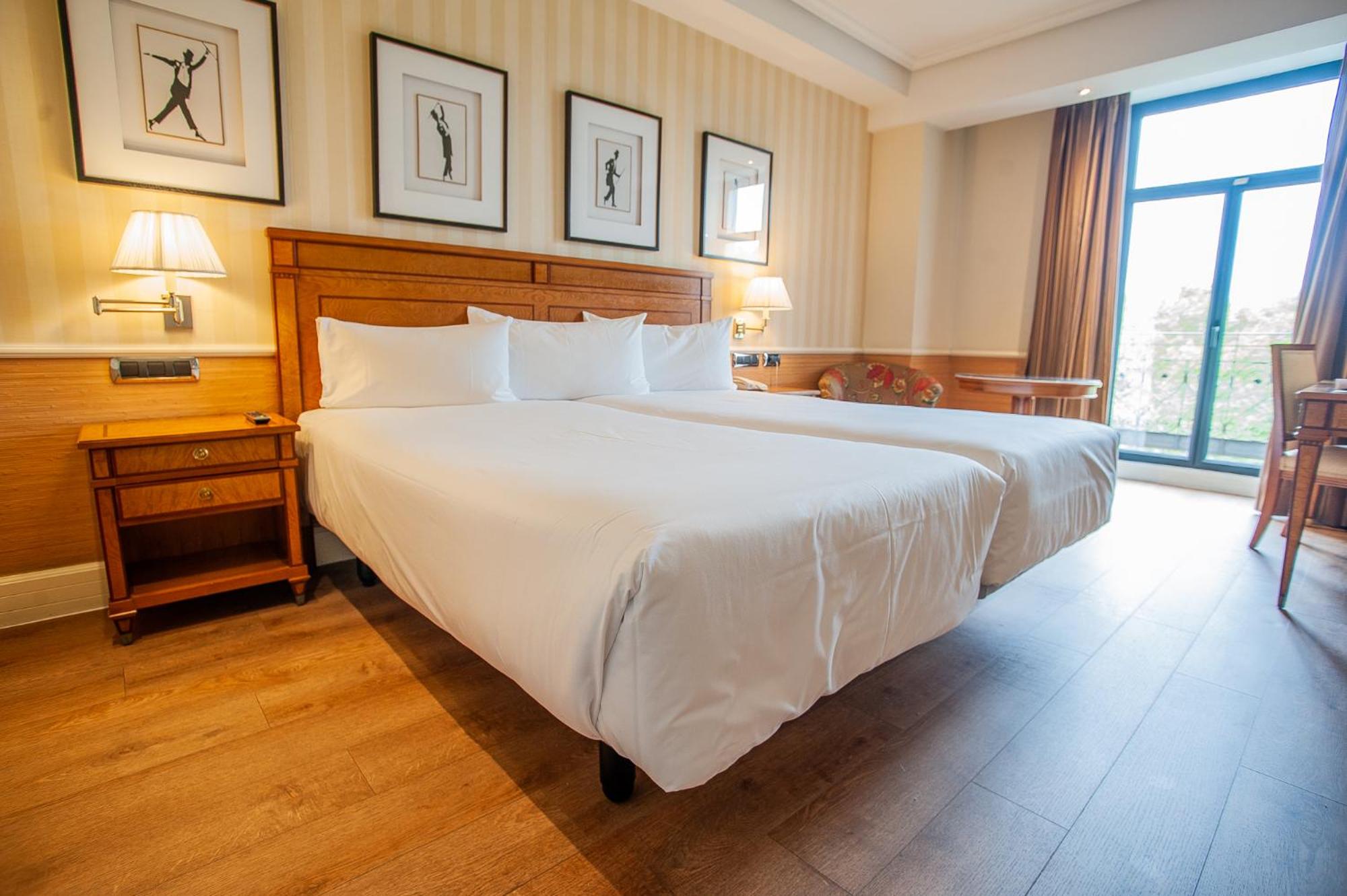 Standard Double or Twin Room with View - Photo 1