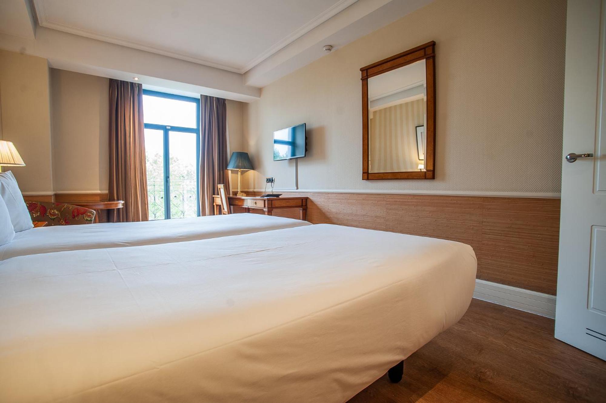 Standard Double or Twin Room with View - Photo 4