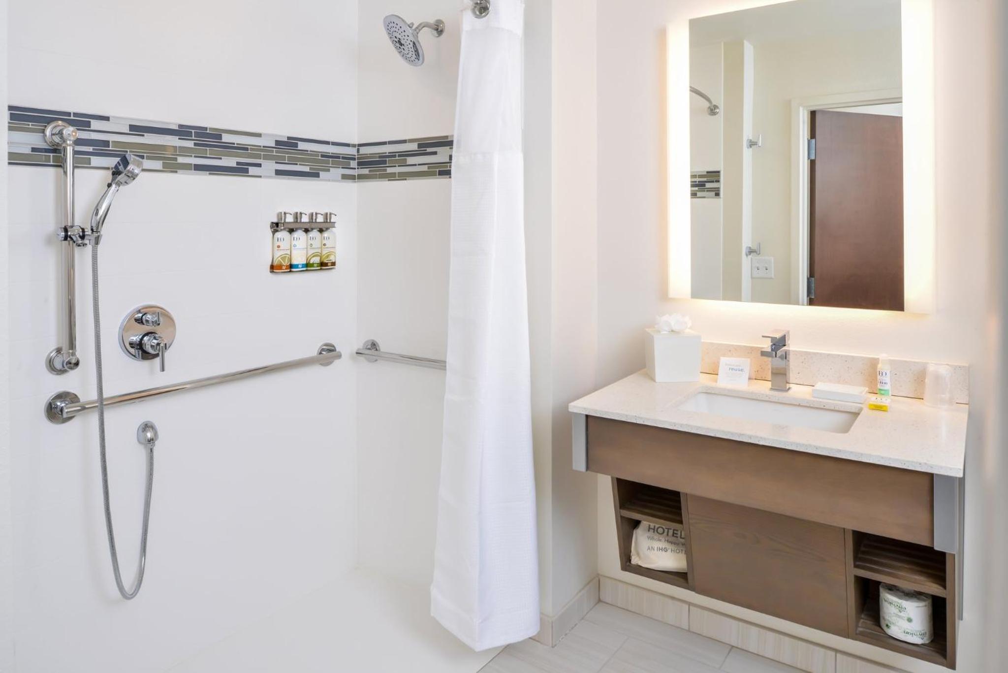 Queen Room with Two Queen Beds Hearing Accessible with Roll-In Shower - Non-Smoking