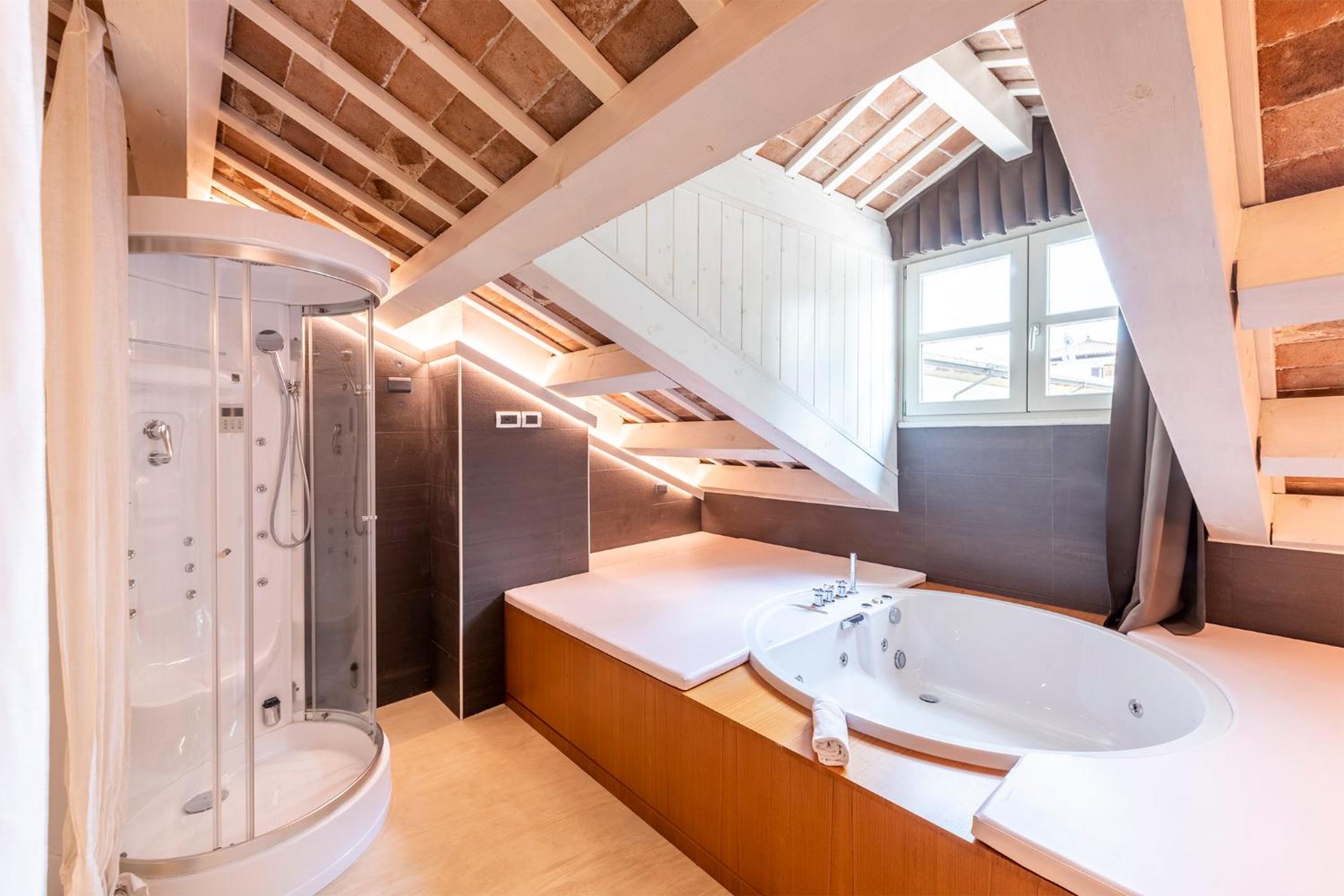 Suite with Hot Tub - Photo 8