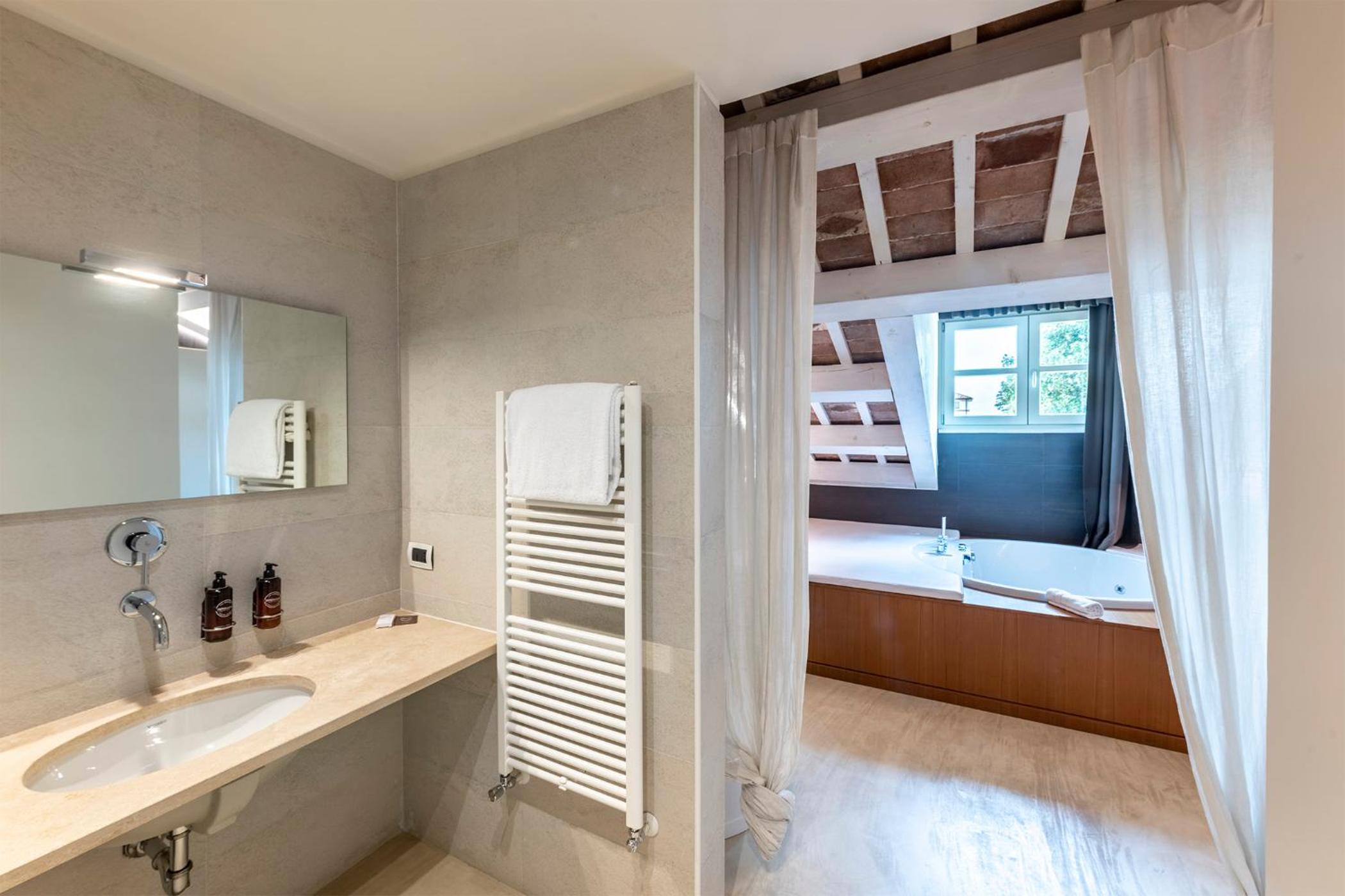 Suite with Hot Tub - Photo 9