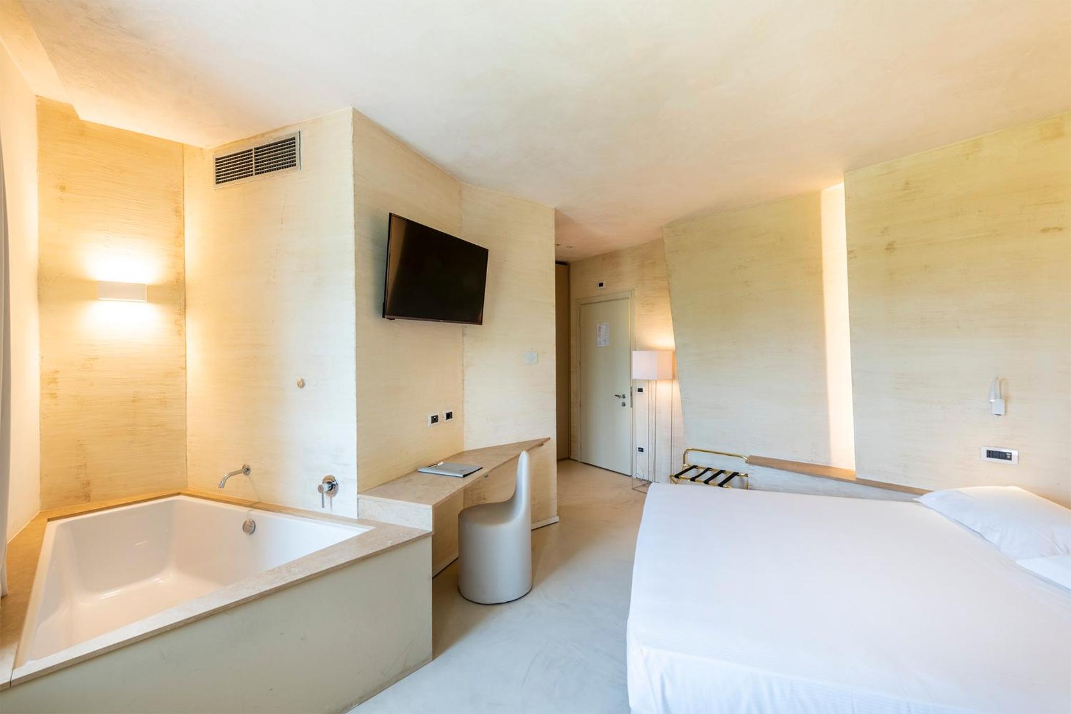 Deluxe Room - Photo 5