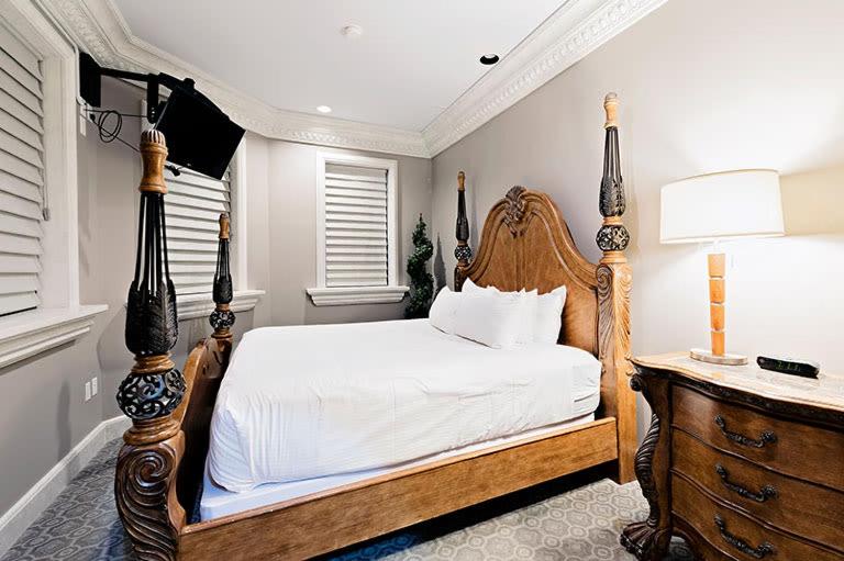 Deluxe King Suite