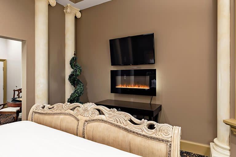 Deluxe King Suite