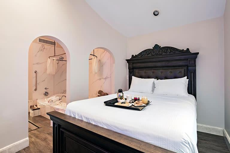 Deluxe King Suite