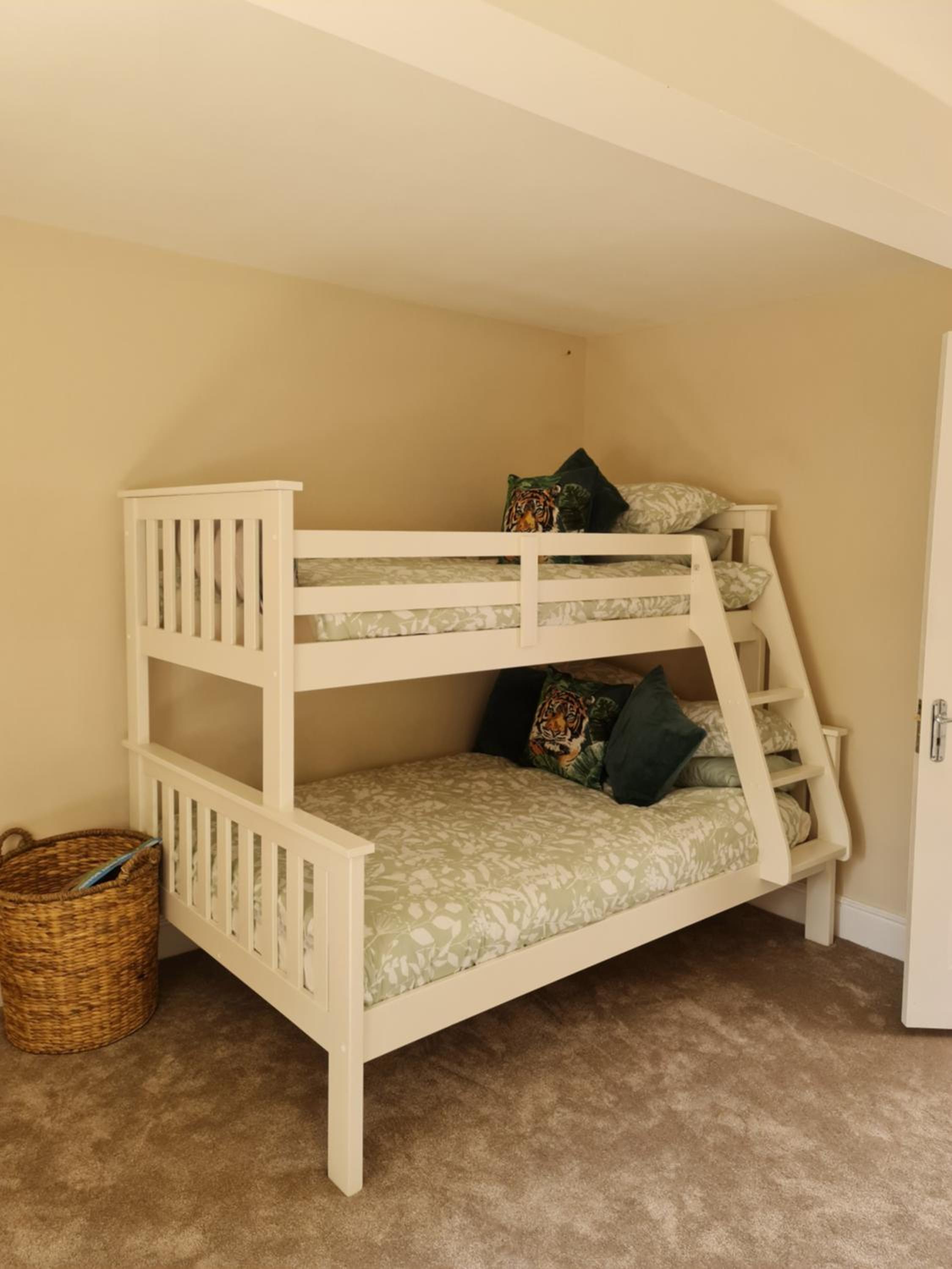 Superior Family Room - Photo 4