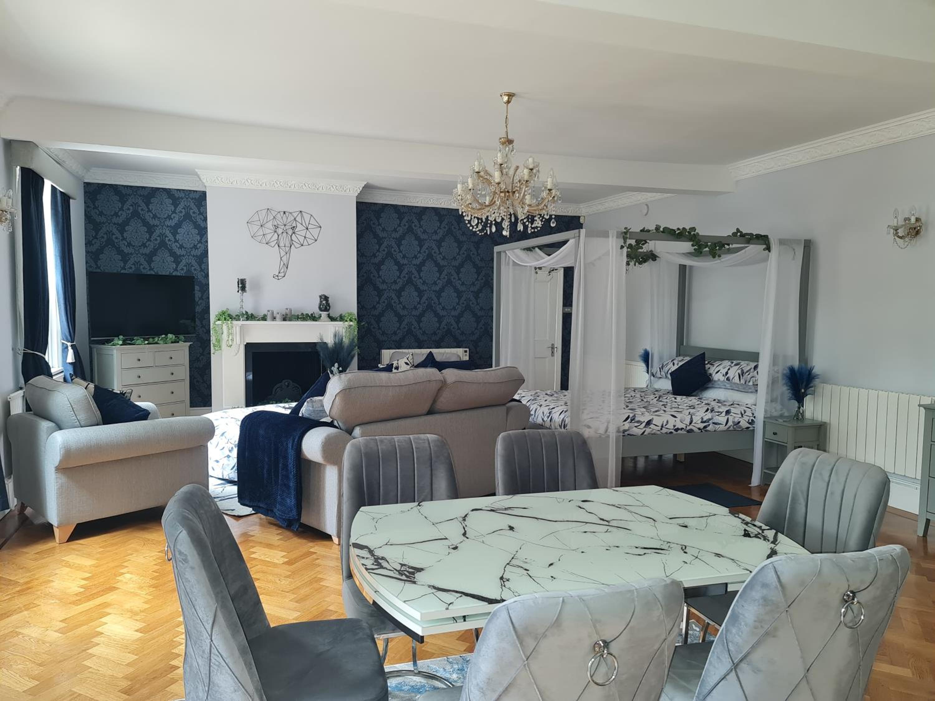 Superior Family Room - Photo 22
