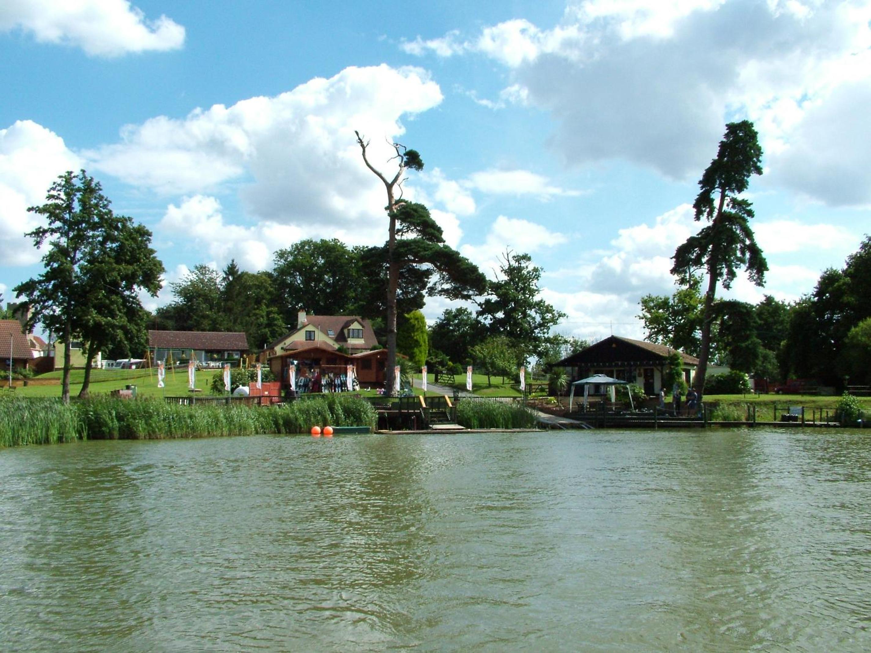 Double or Twin Room with Lake View - Photo 6