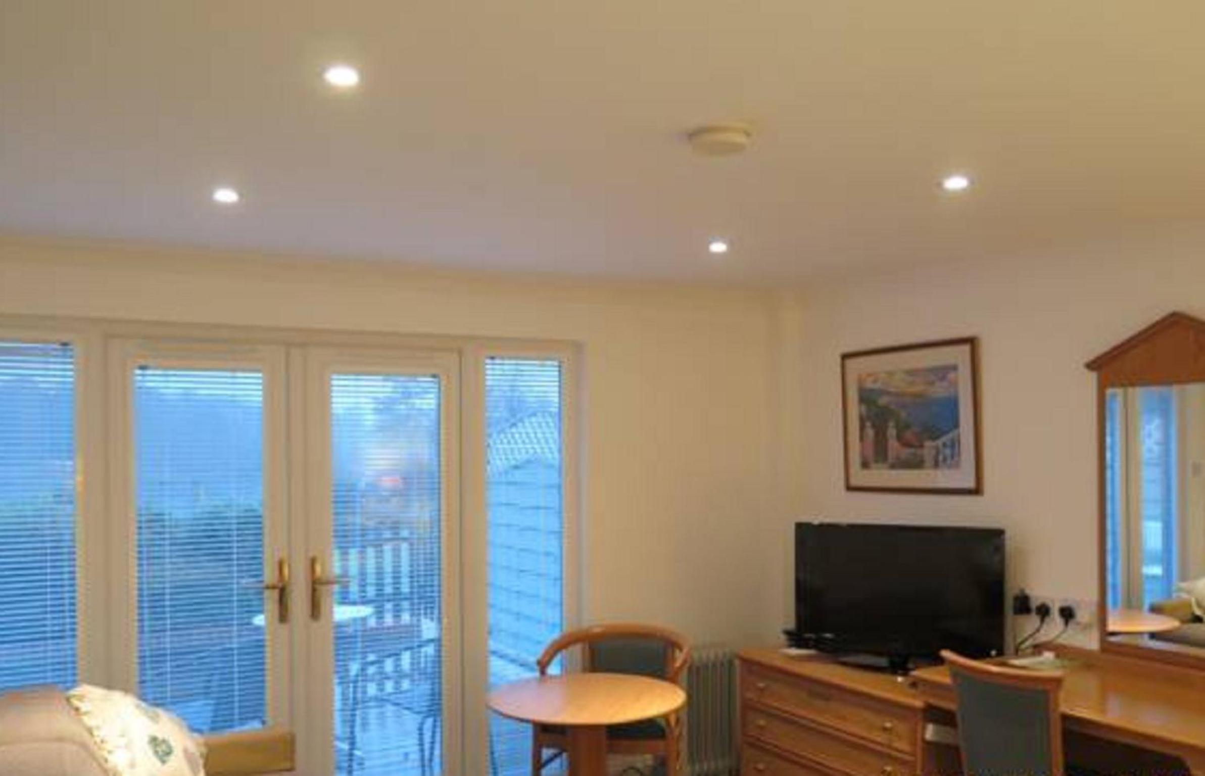 Double or Twin Room with Lake View - Photo 5