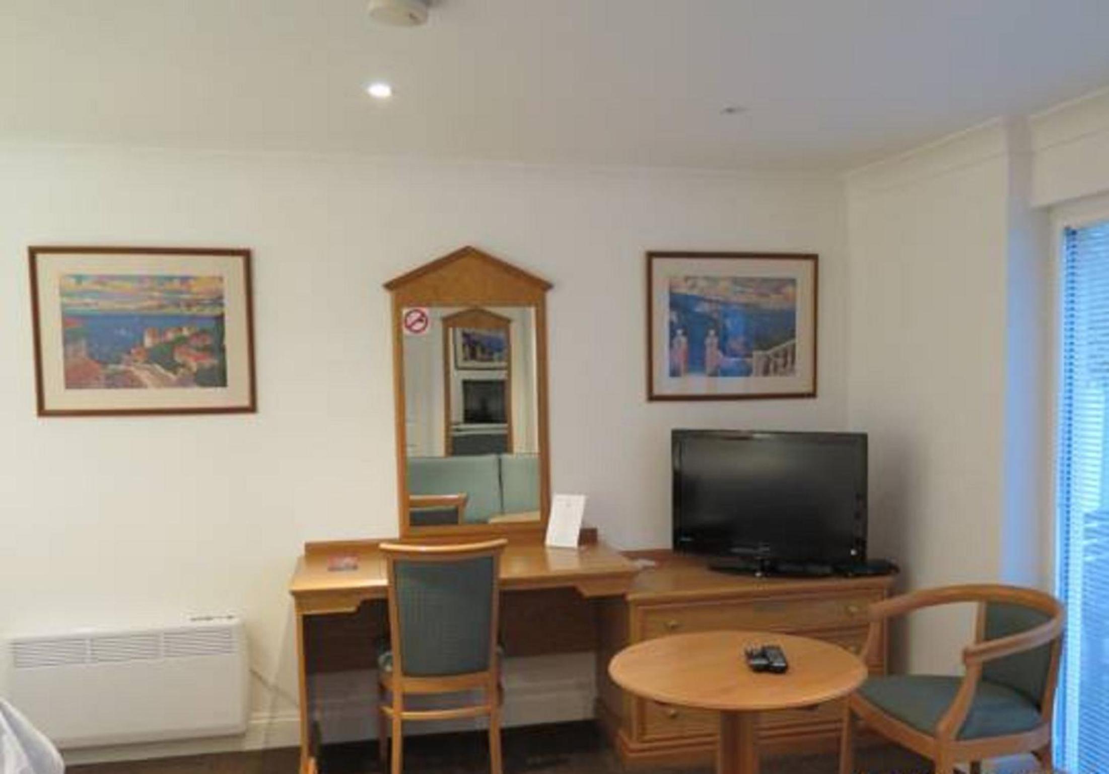 Deluxe Double Room with Lake View - Photo 12