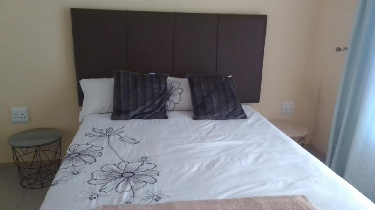 Double Room with Shared Bathroom photo 3