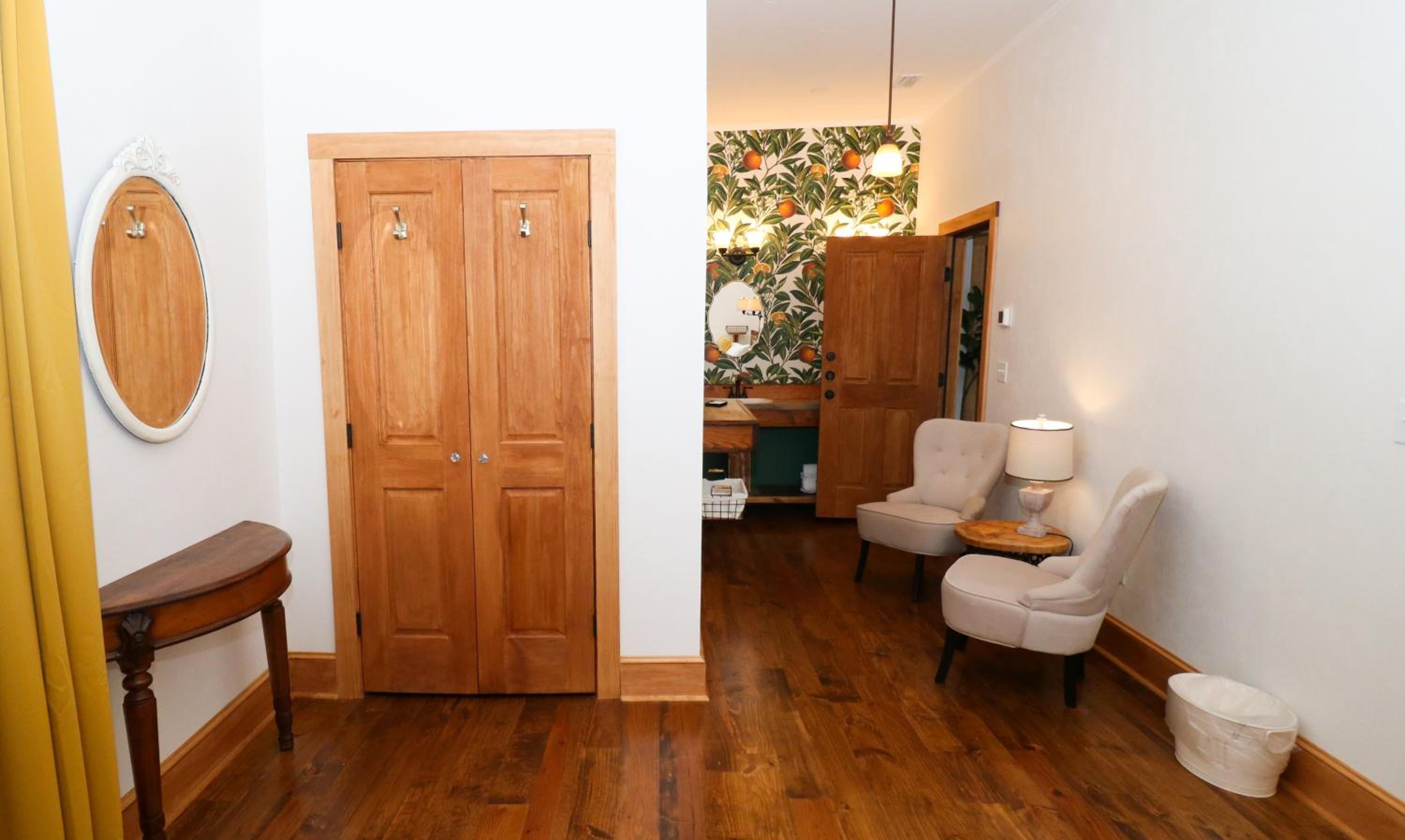 One-Bedroom Bungalow - Photo 2