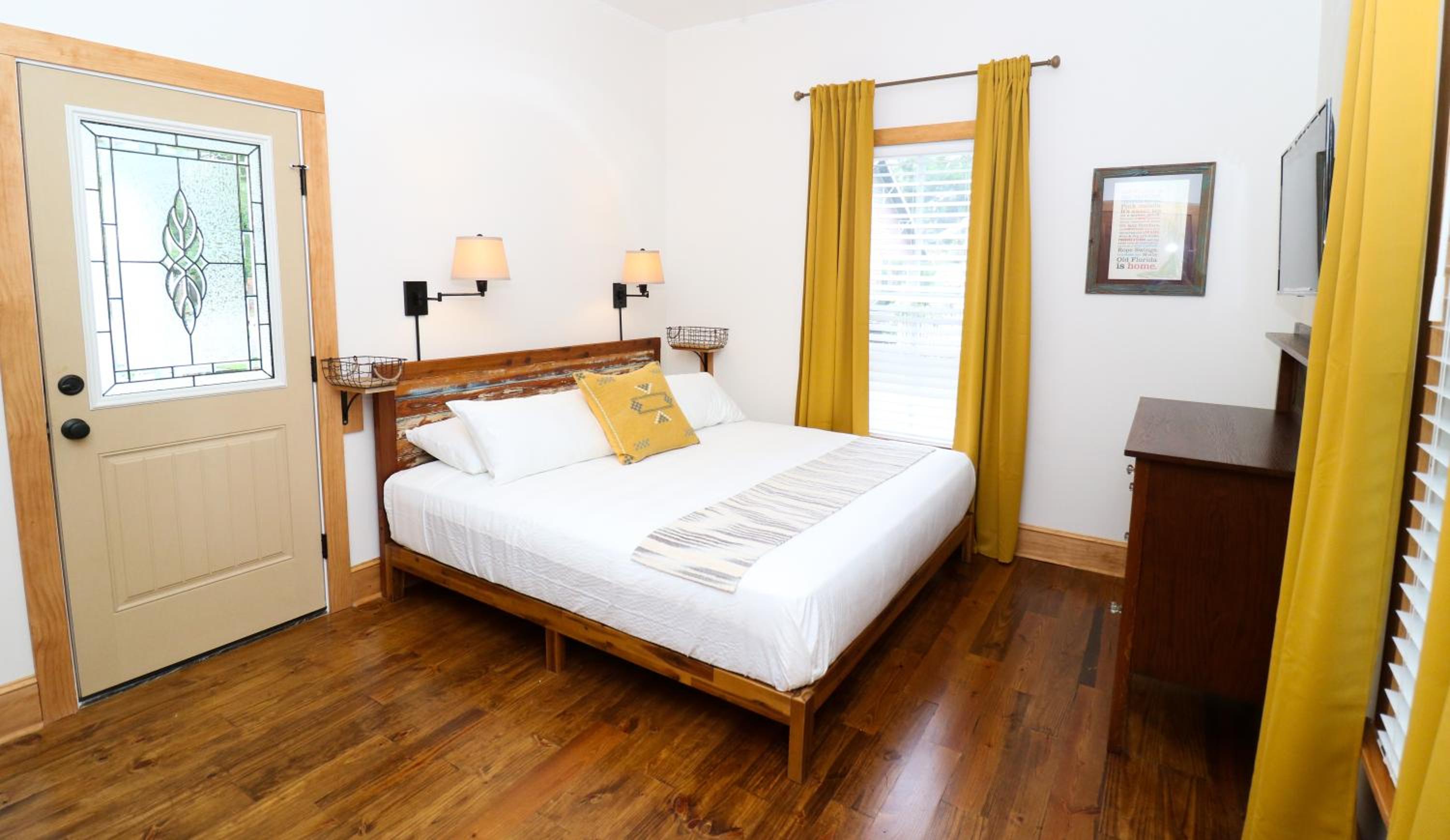 One-Bedroom Bungalow - Photo 3
