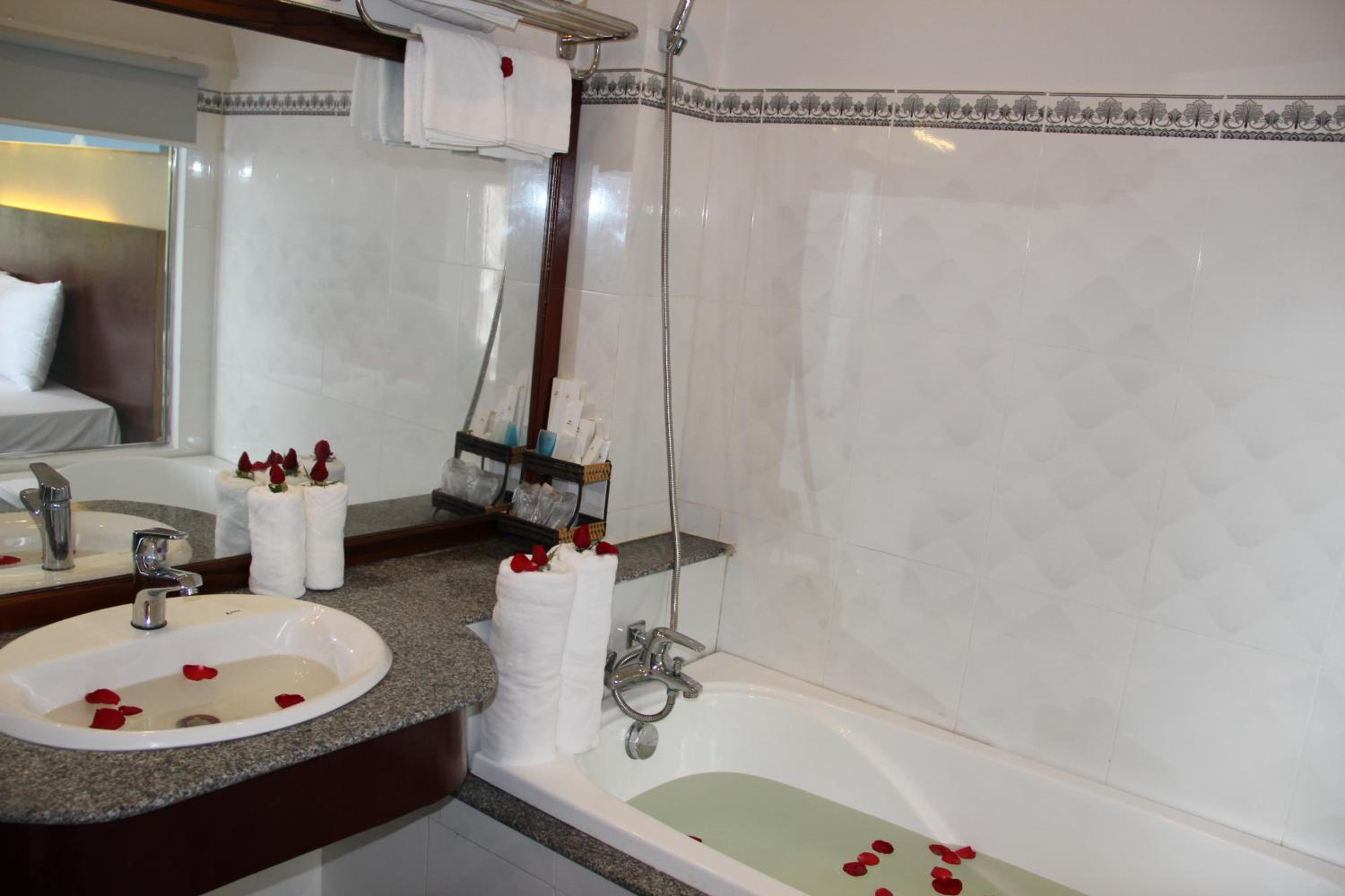 Double Room or Twin Room with Garden View photo 2