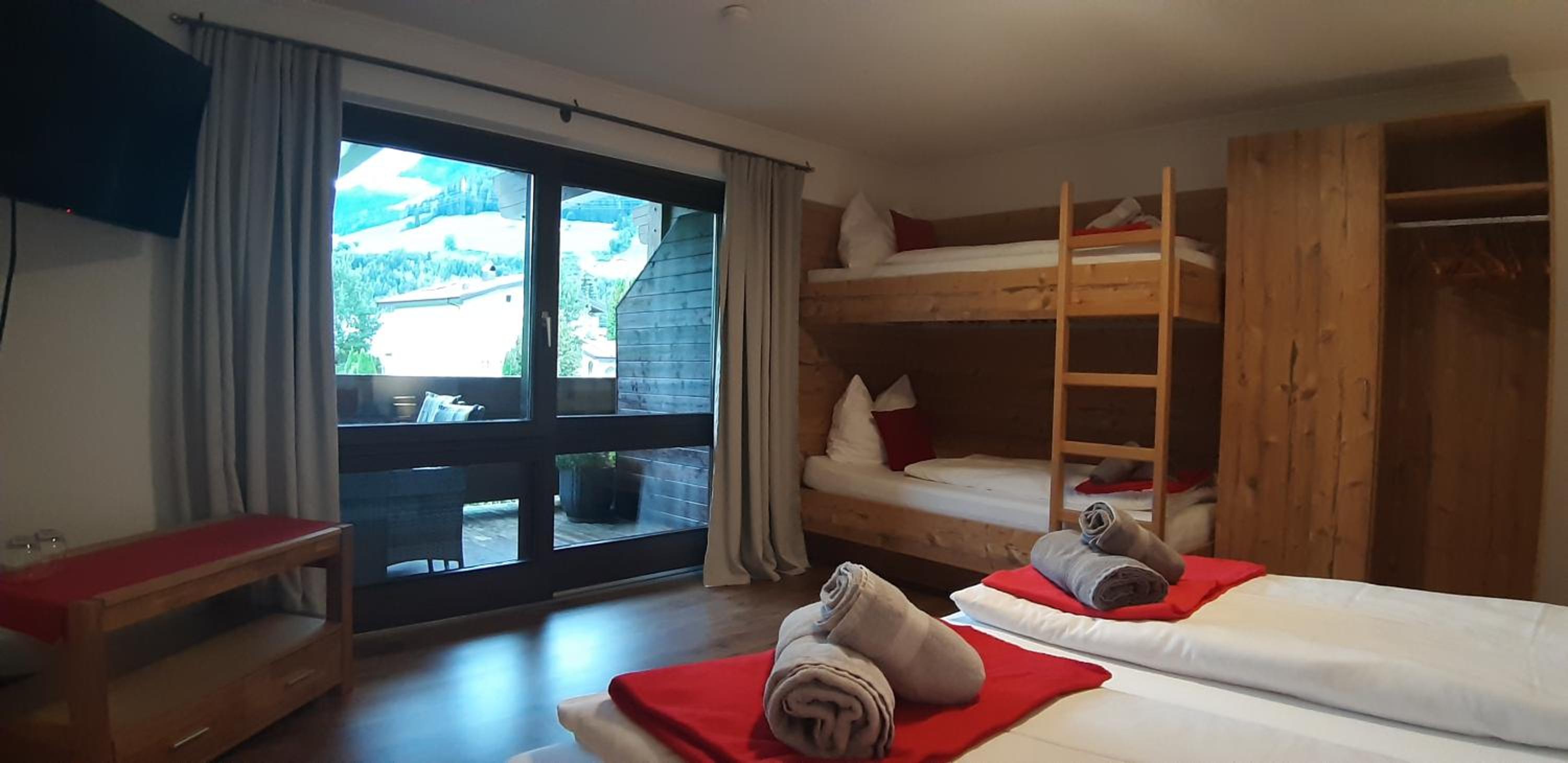 Quadruple Room with Mountain View