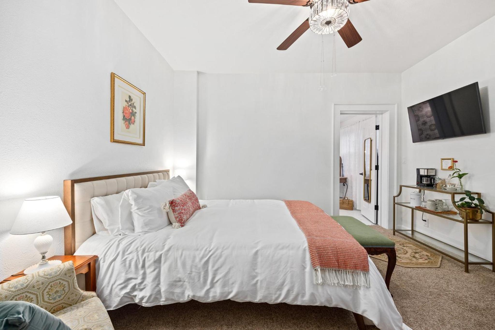 Queen Room with Garden View - Photo 14