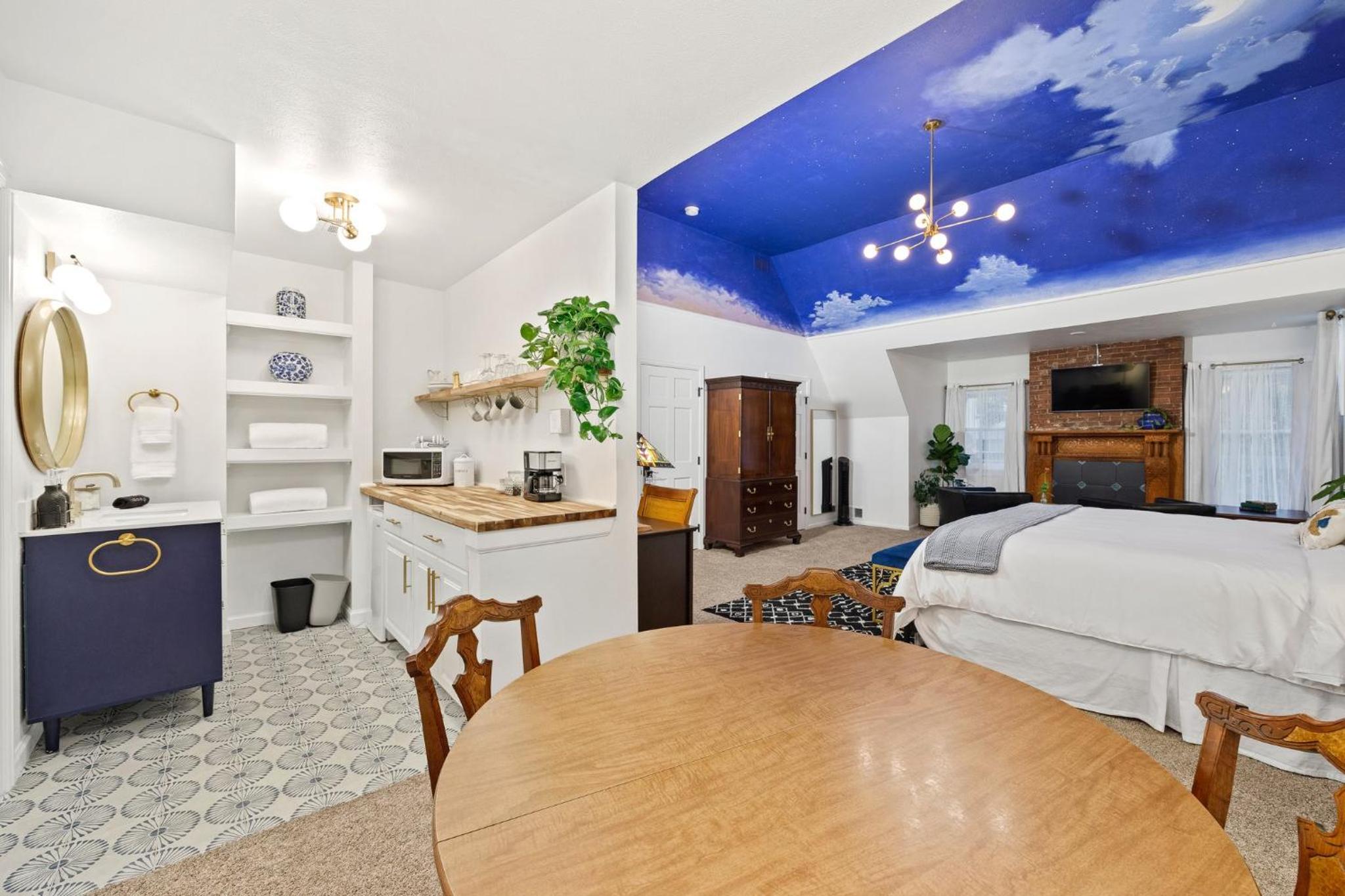 King Suite - Photo 2
