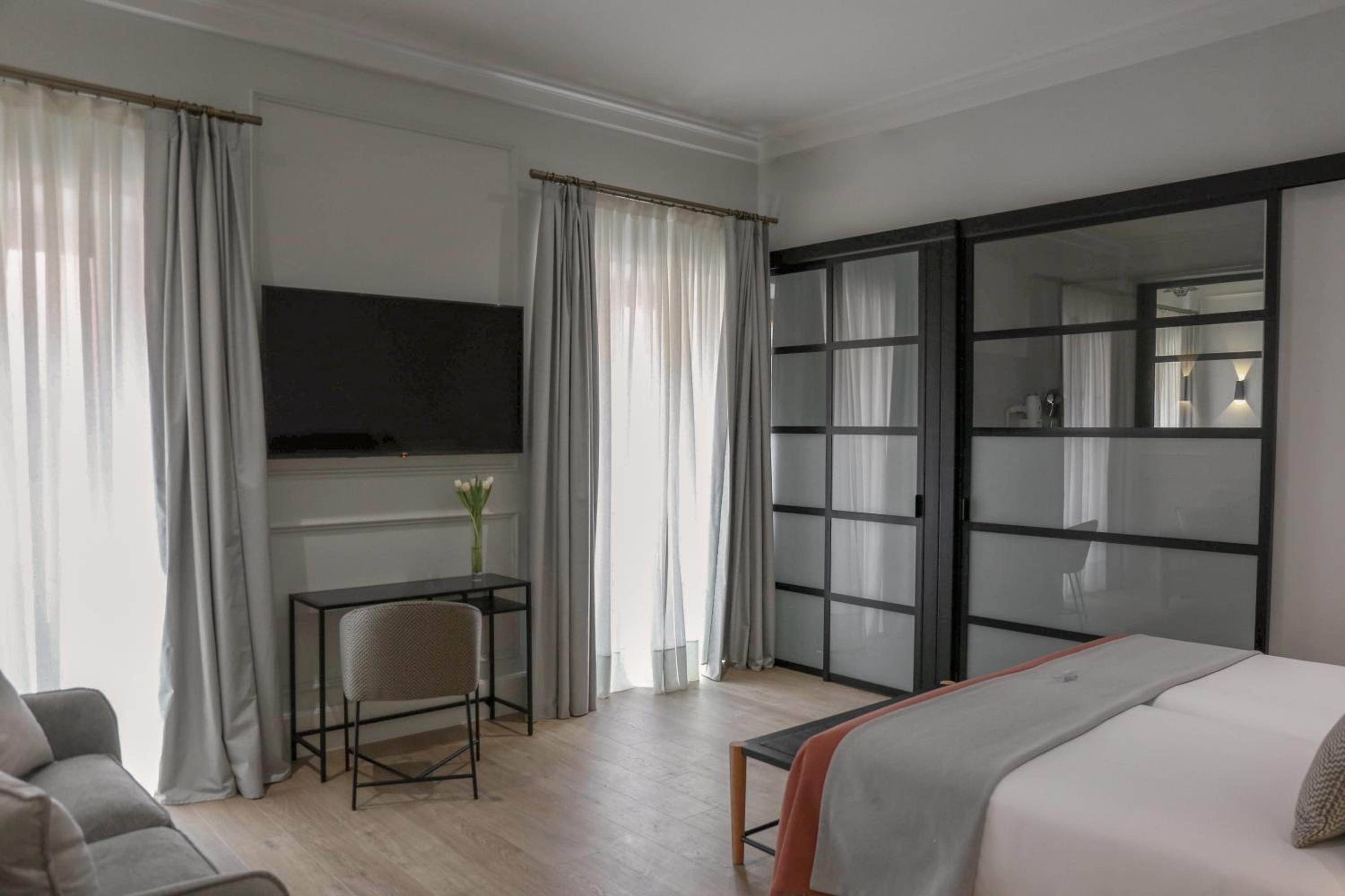 Grand Deluxe Room with balcony - Photo 2