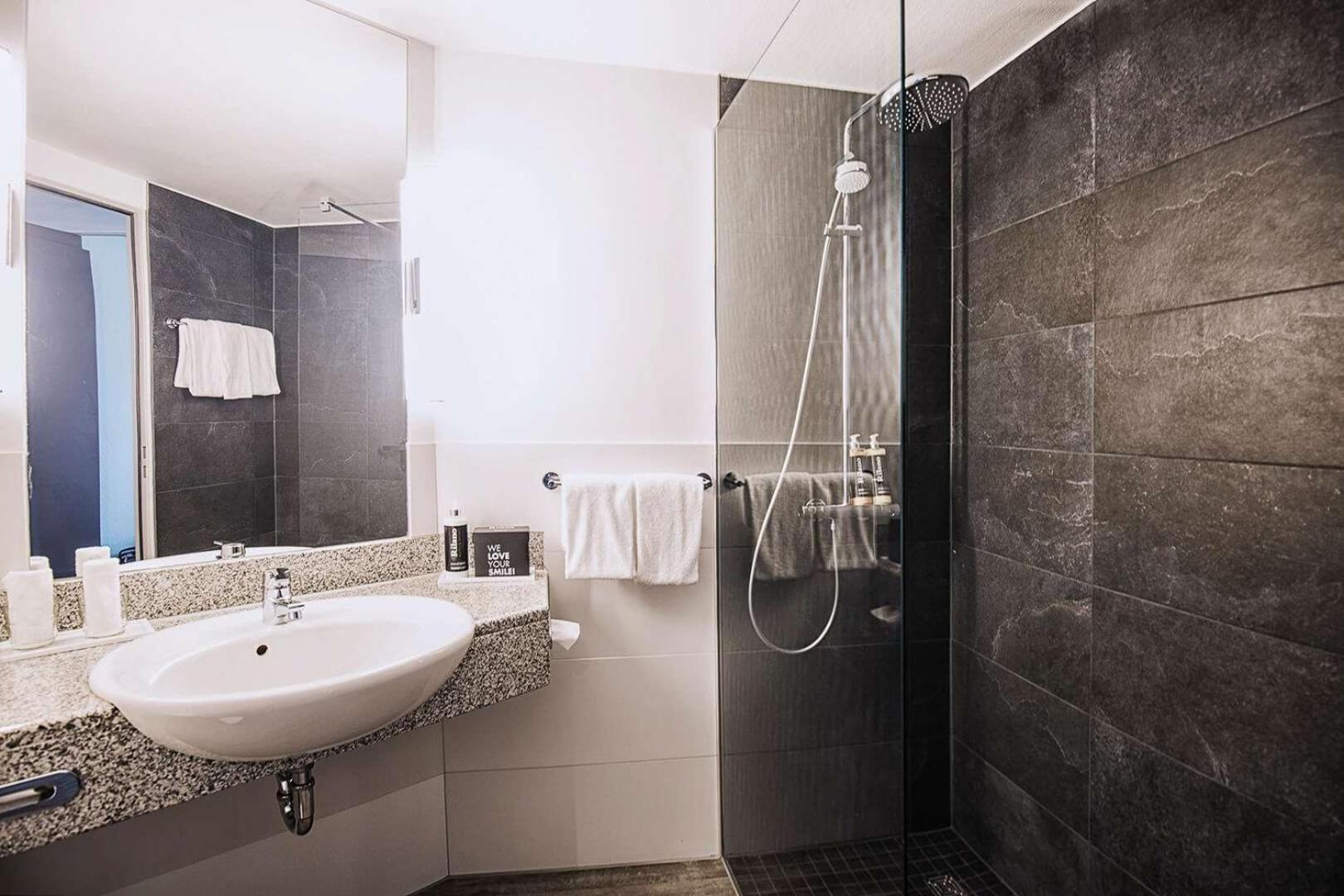Standard Double Room - Photo 2