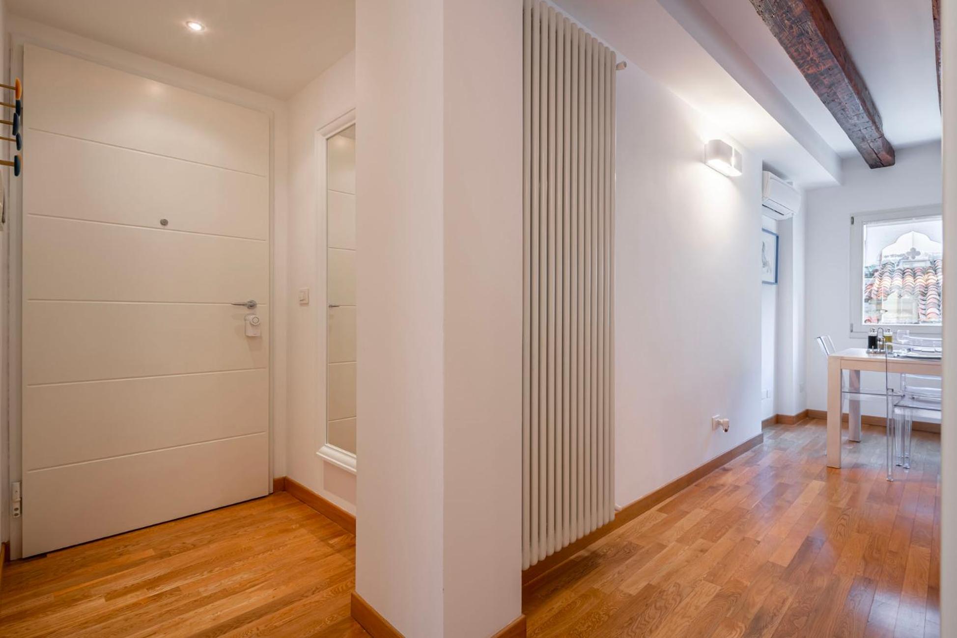 One-Bedroom Apartment photo 2