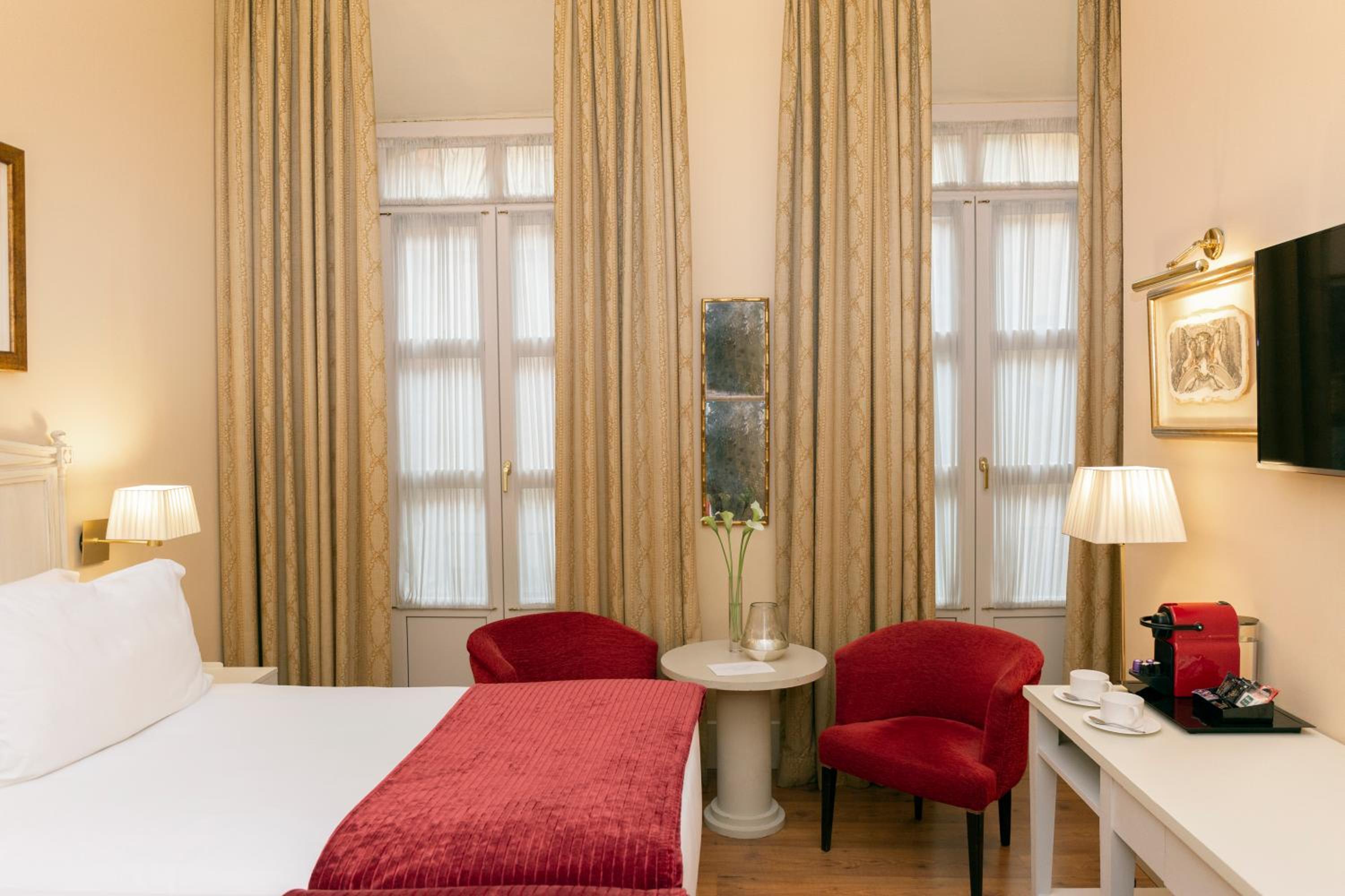 Grand Deluxe Room with balcony - Photo 4