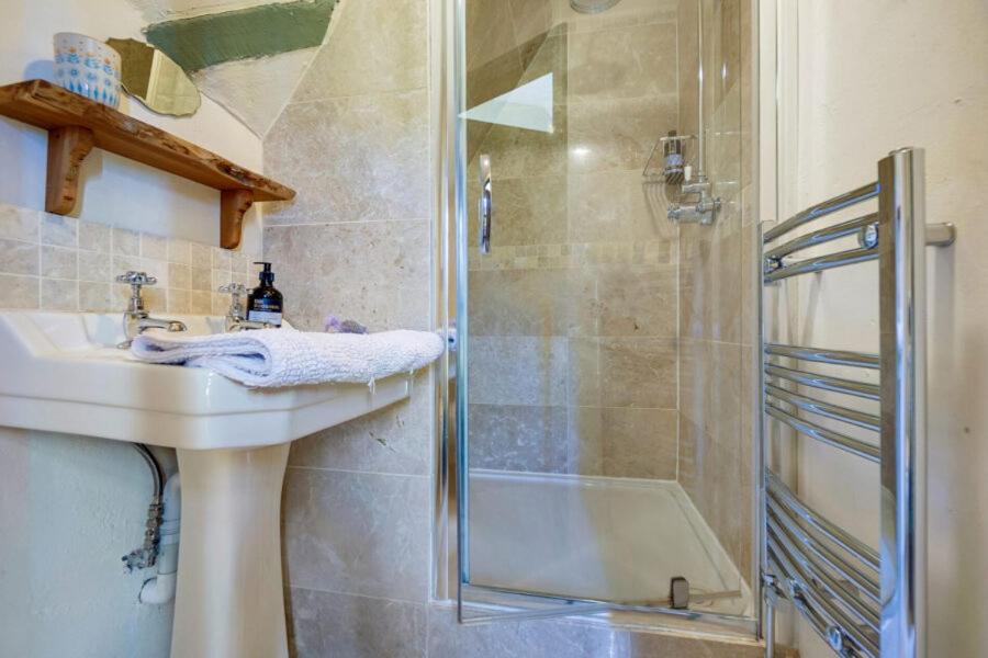 Deluxe Double Room with Shower - Photo 3