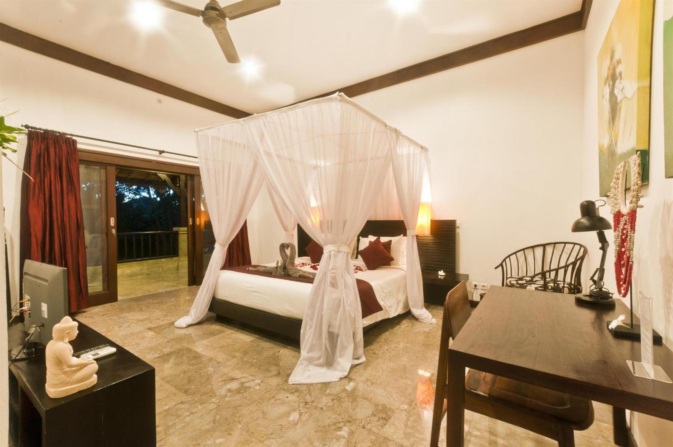 Superior Suite - Photo 15