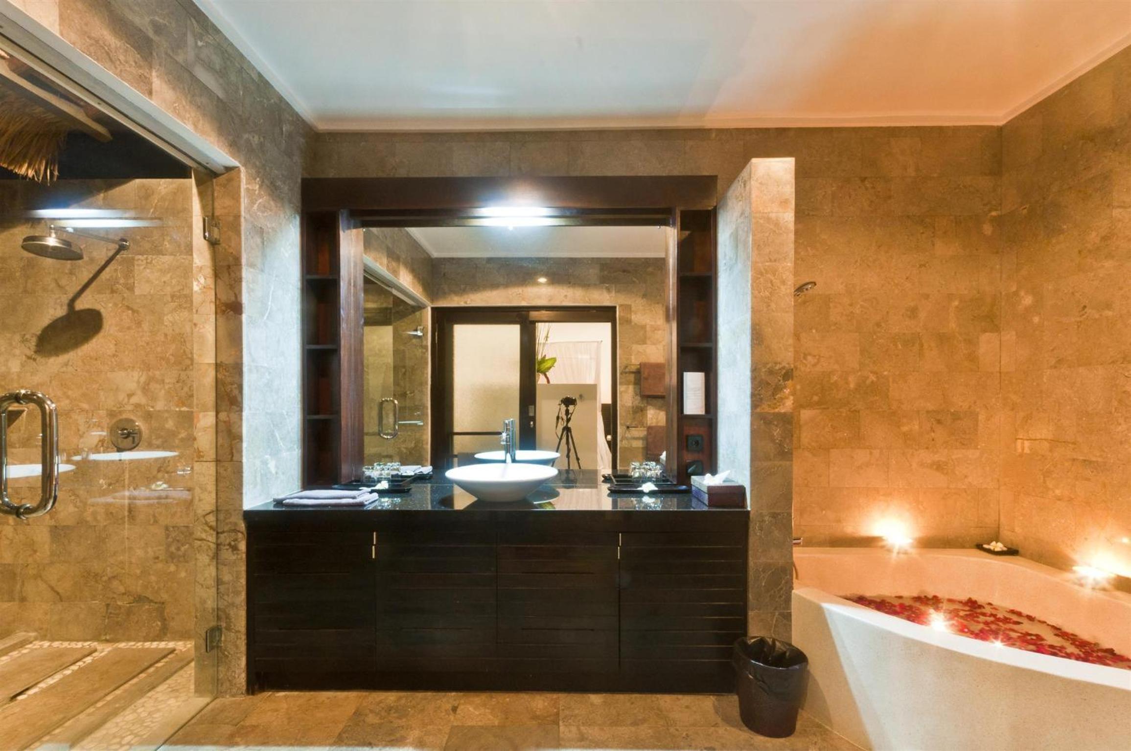 Superior Suite - Photo 12