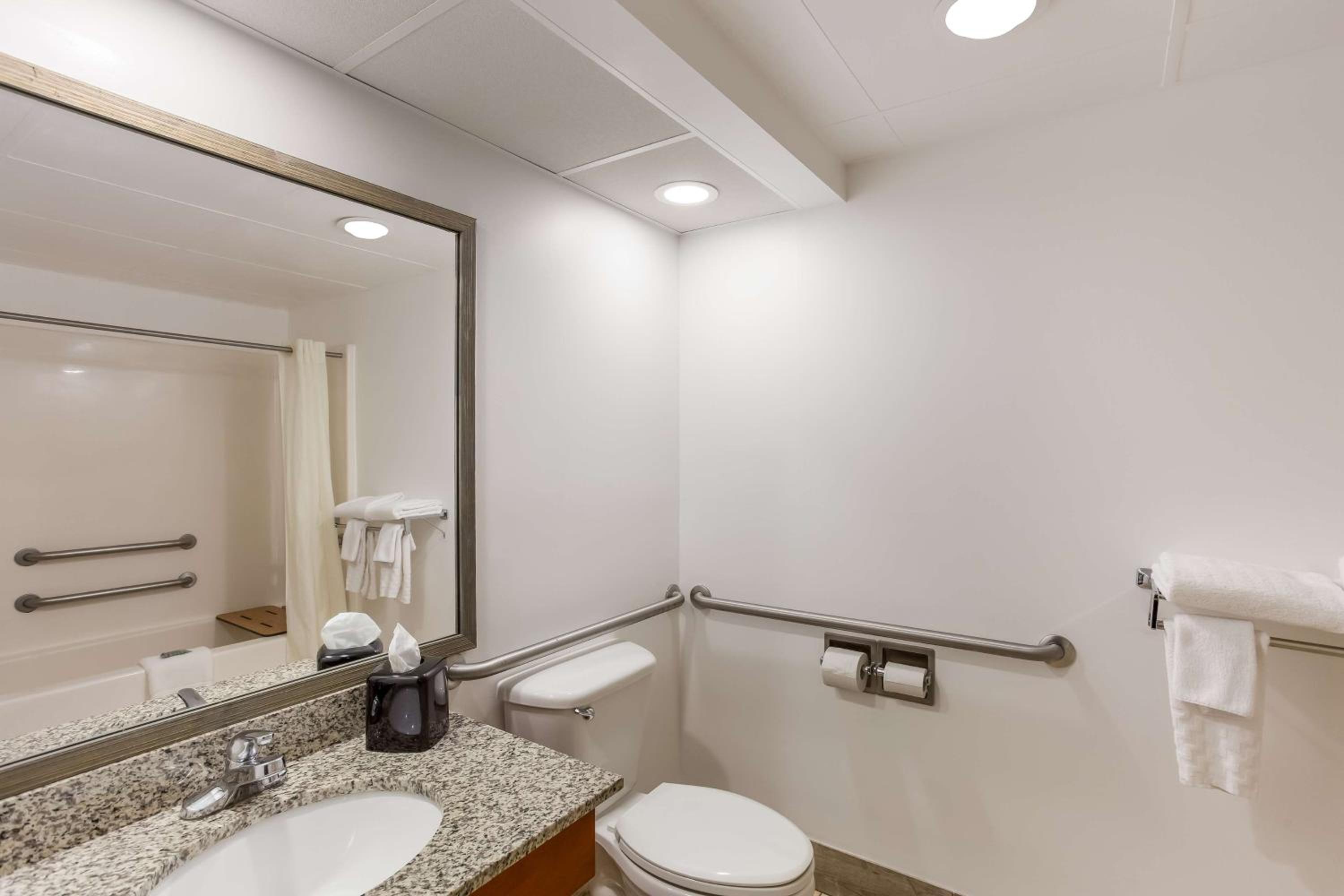 King Room with Mobility Accessible Tub photo 3