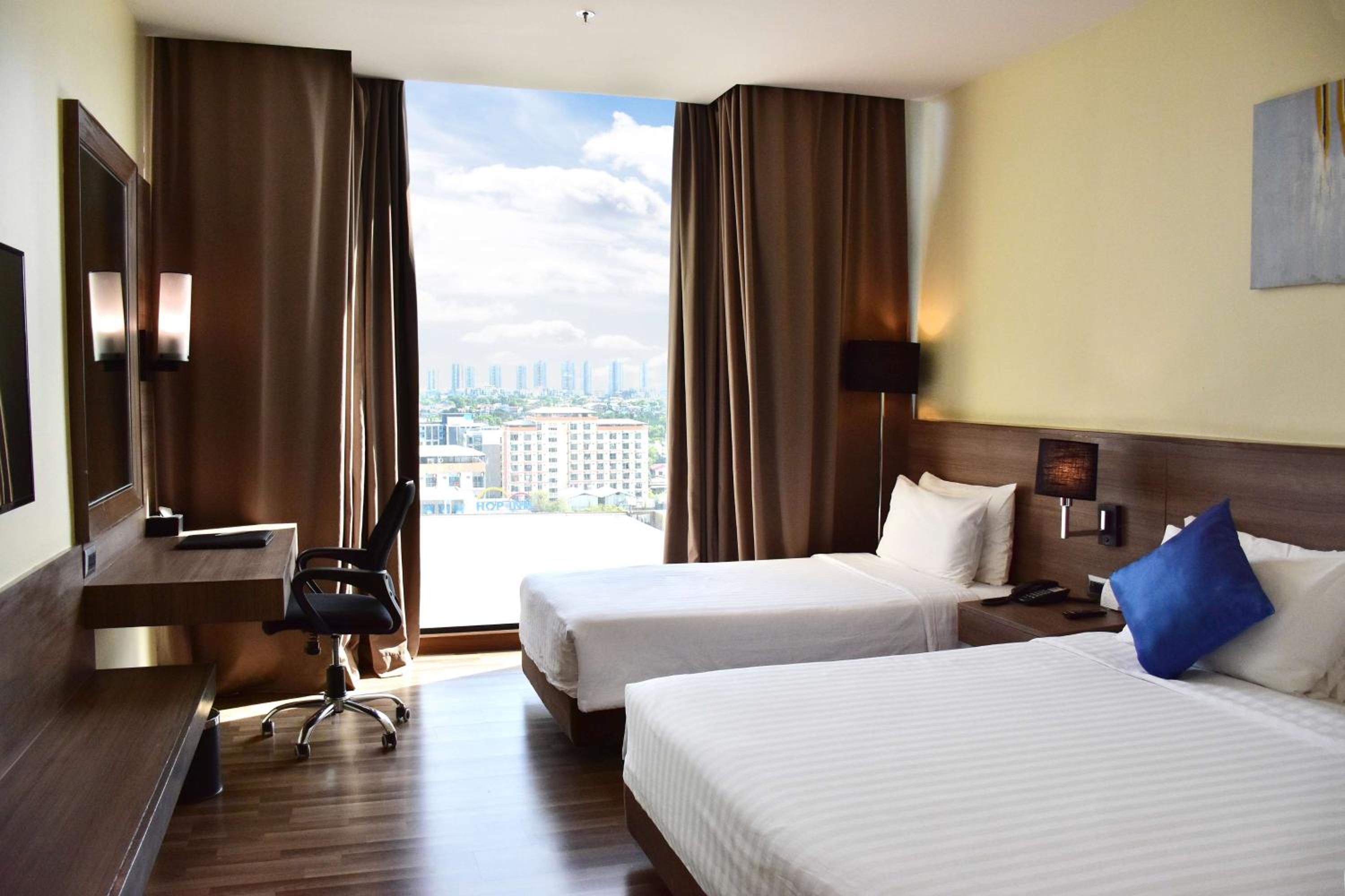 Family Room with King Bed and Single Bed - City View/Non-Smoking photo 3
