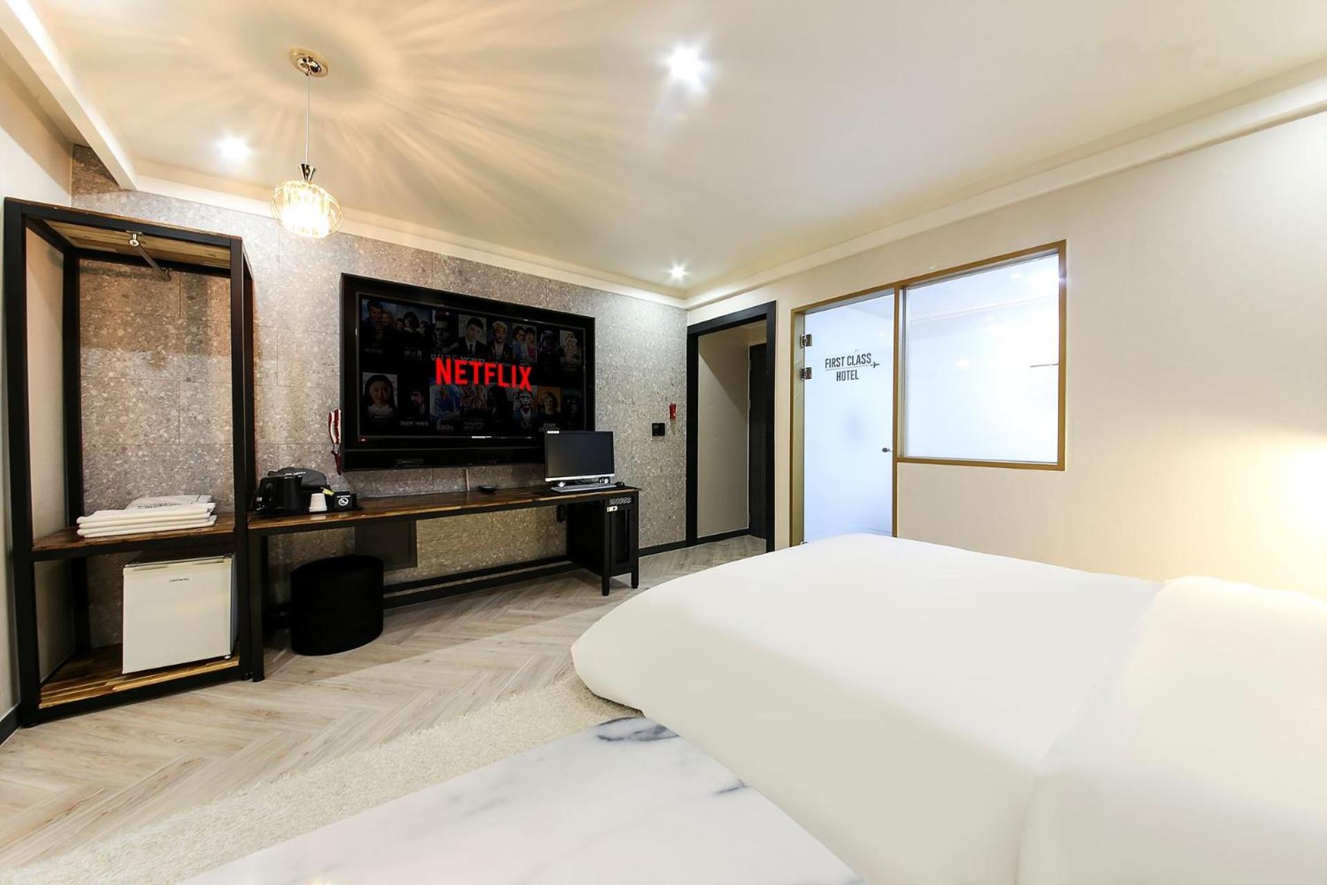 Large Double Room - Photo 4