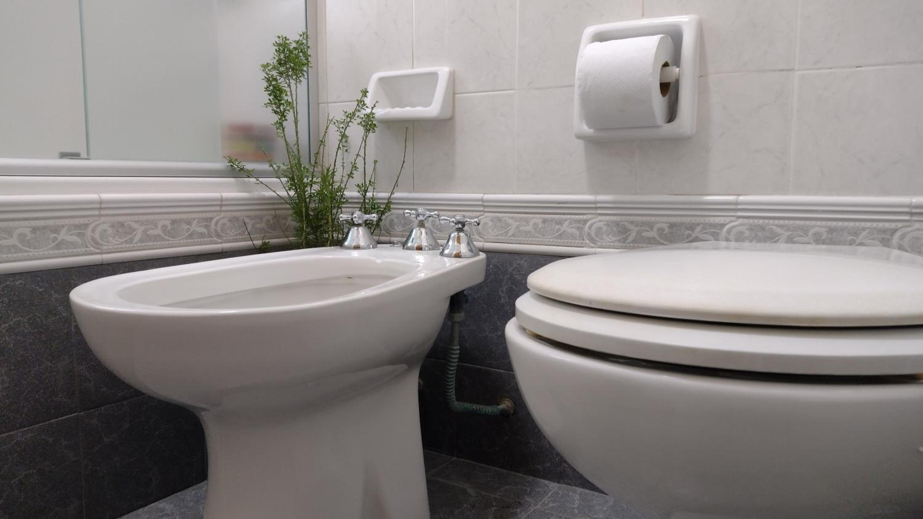Queen Room with Shared Bathroom photo 3