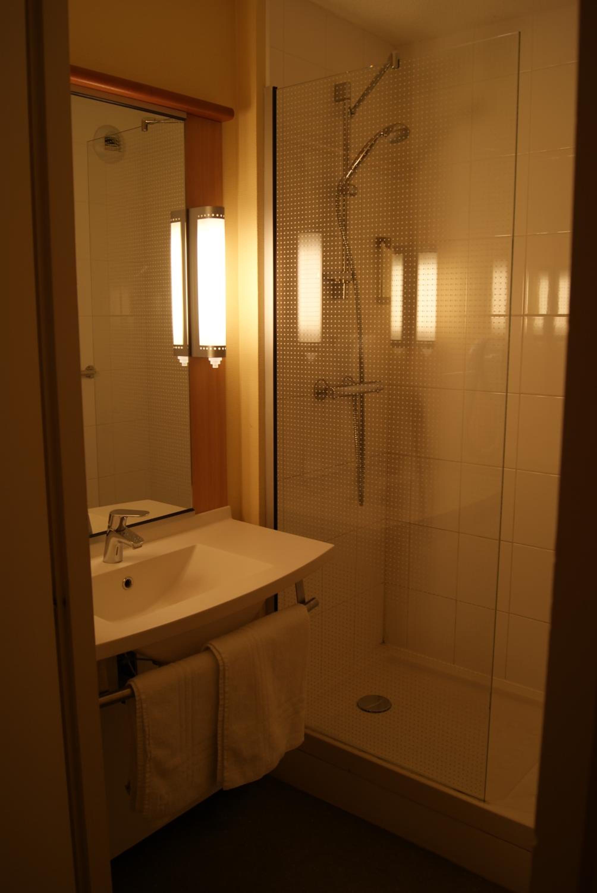 Standard Double Room - Photo 3