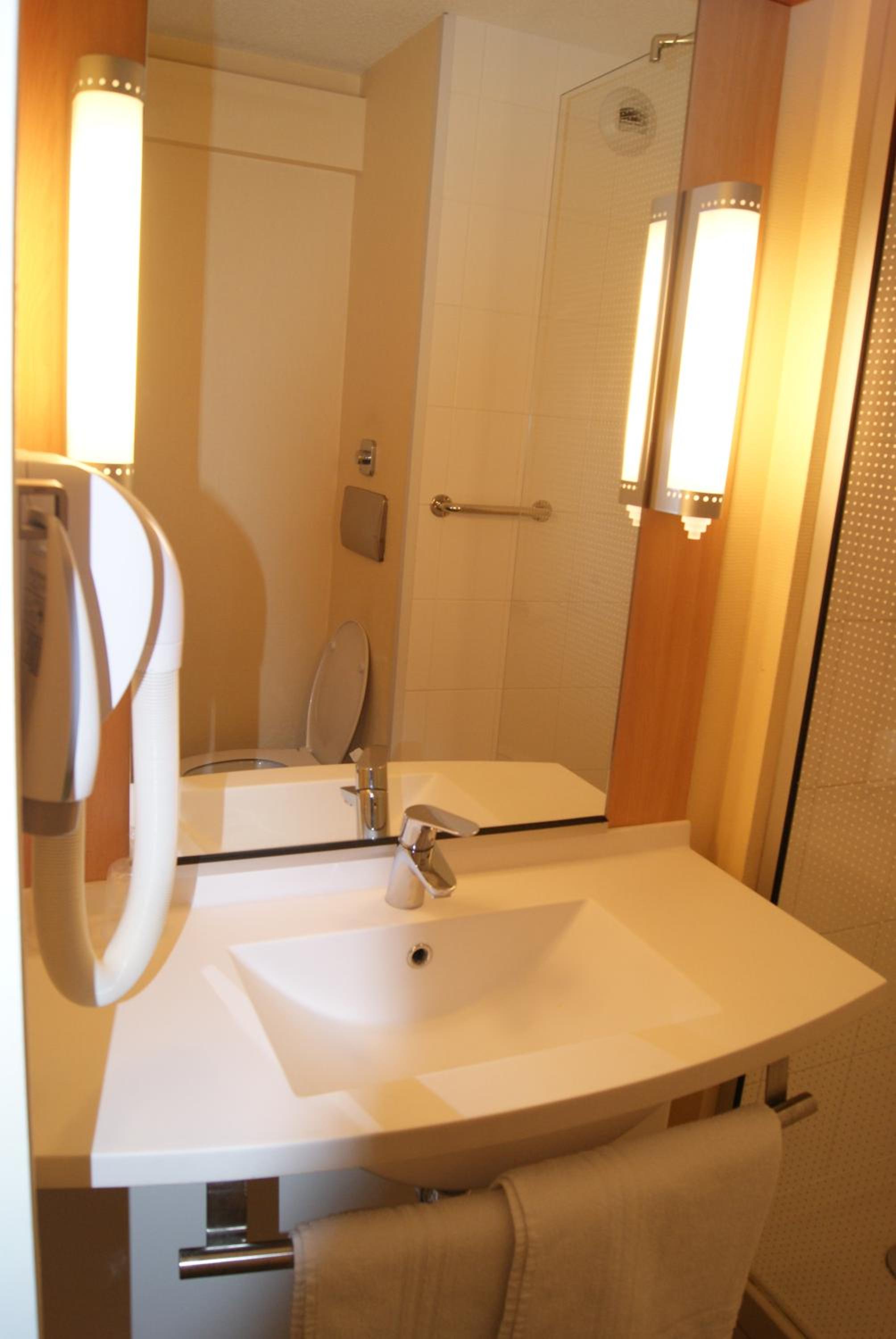 Standard Twin Room - Photo 6