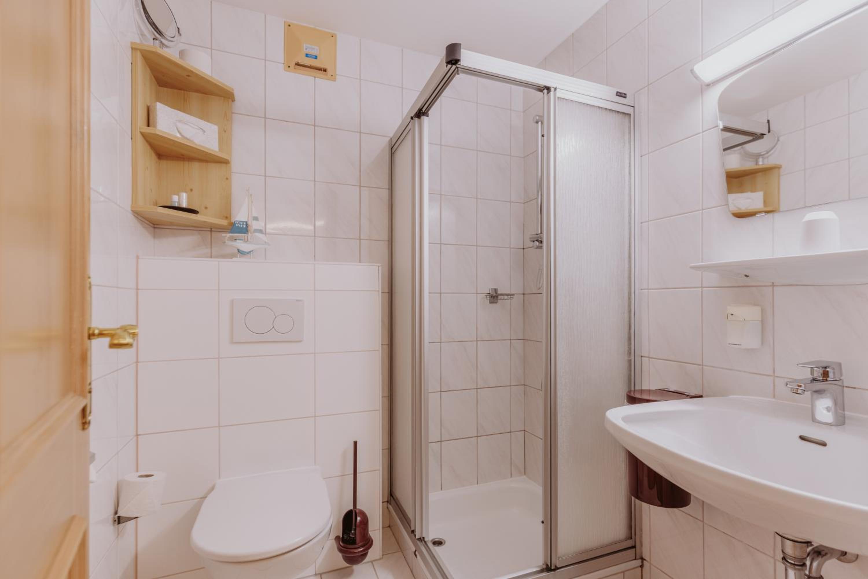 Budget Double Room with Balcony and Streetview - Photo 5