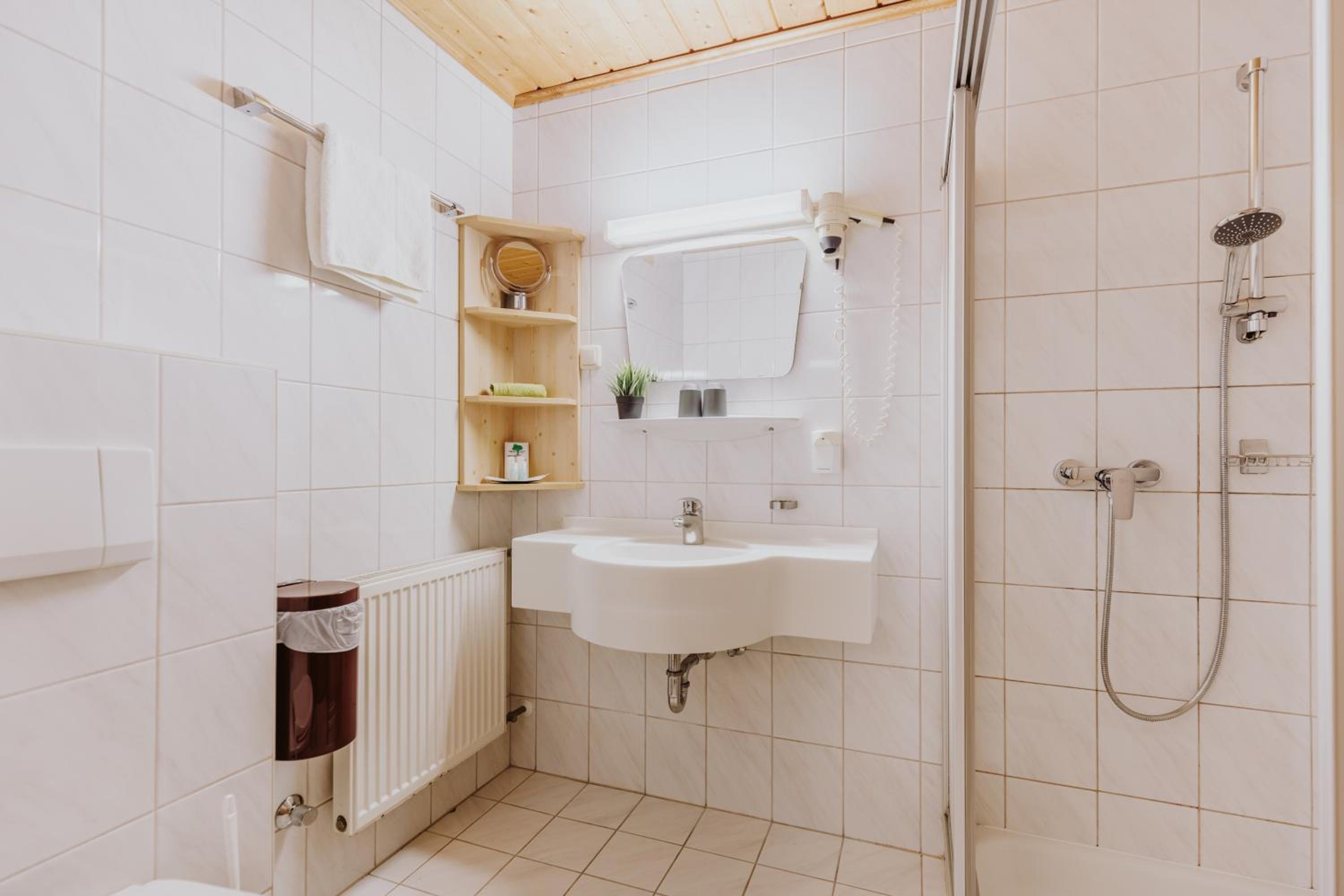 Budget Double Room with Balcony and Streetview - Photo 4
