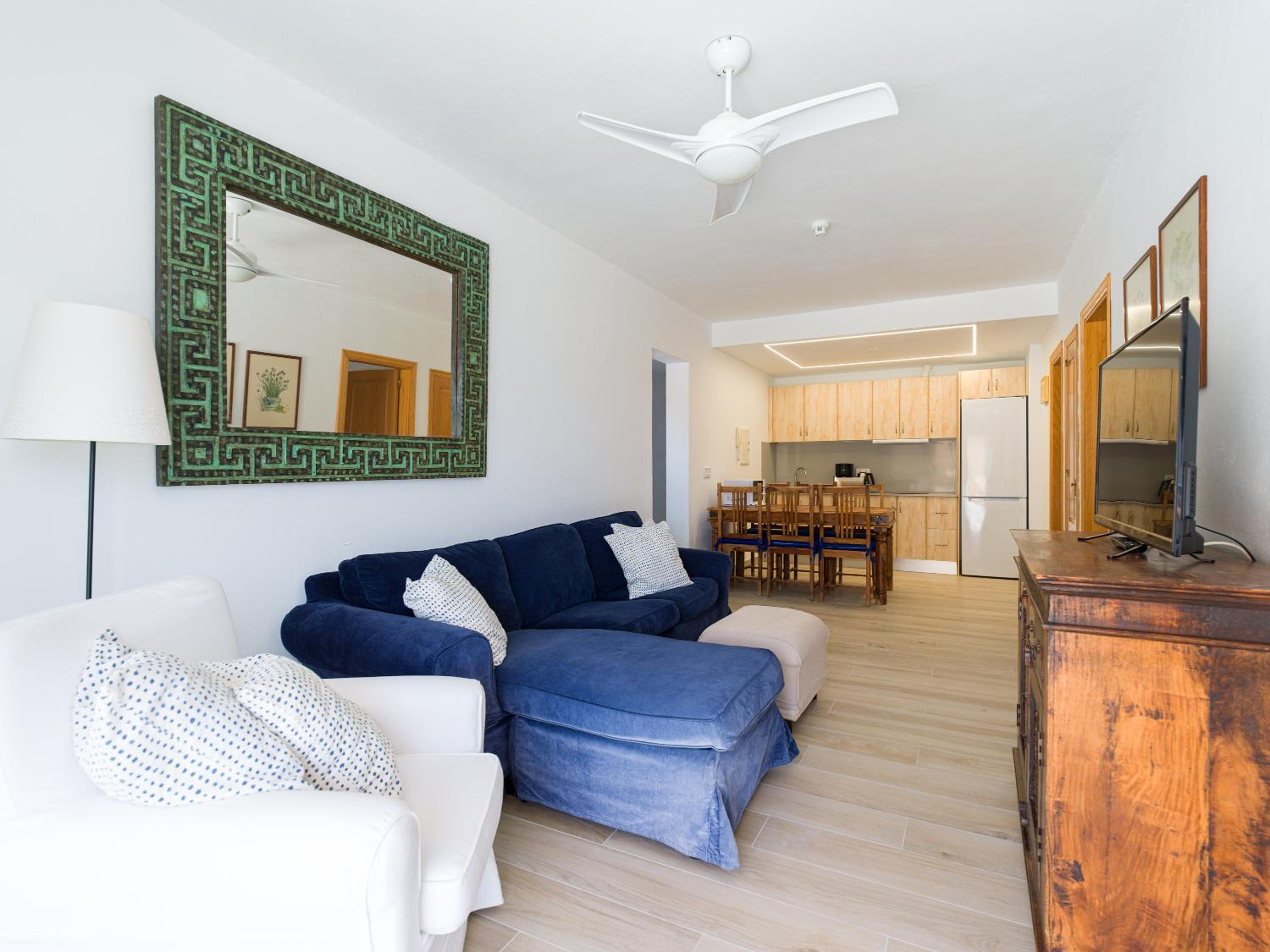 Apartamento de tres habitaciones con vista a la piscina