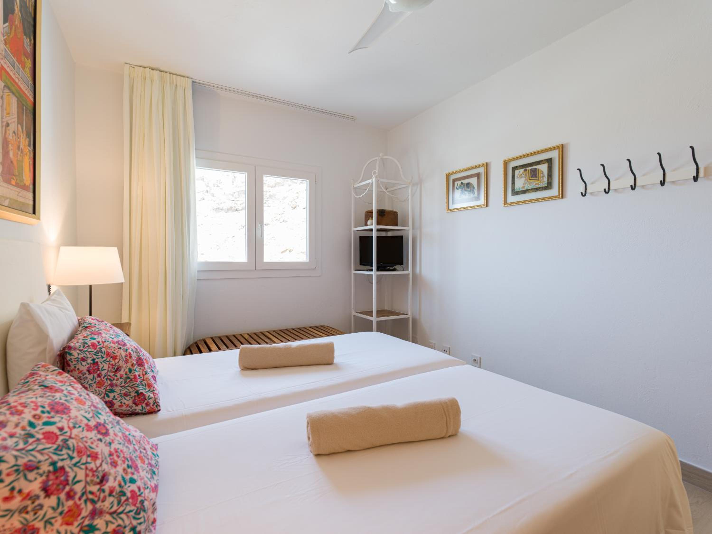 Three-Bedroom Apartment with Pool View photo 2