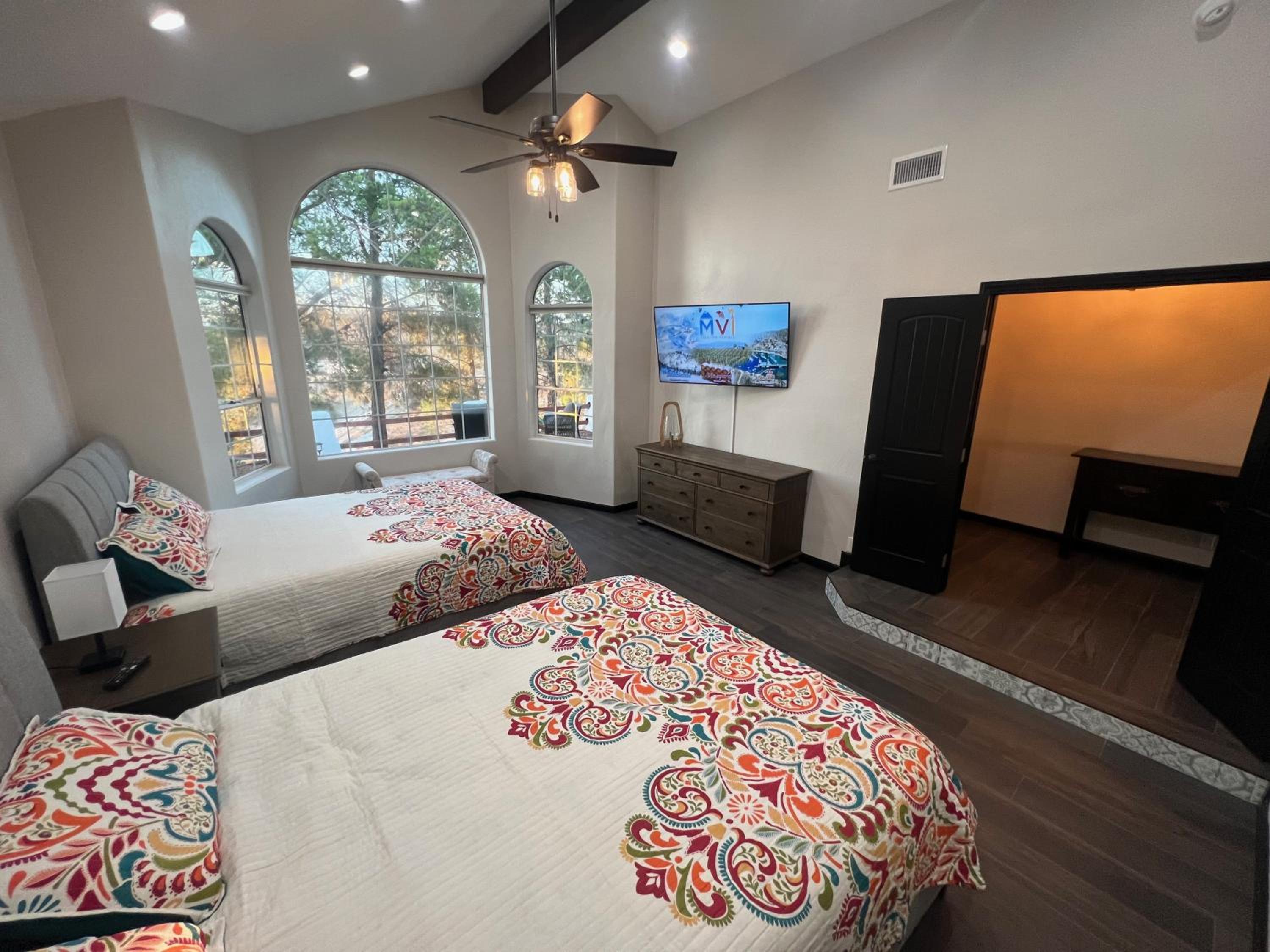 Five-Bedroom House photo 2