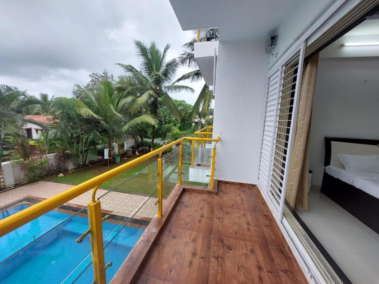 Double Room with Pool View - Photo 19