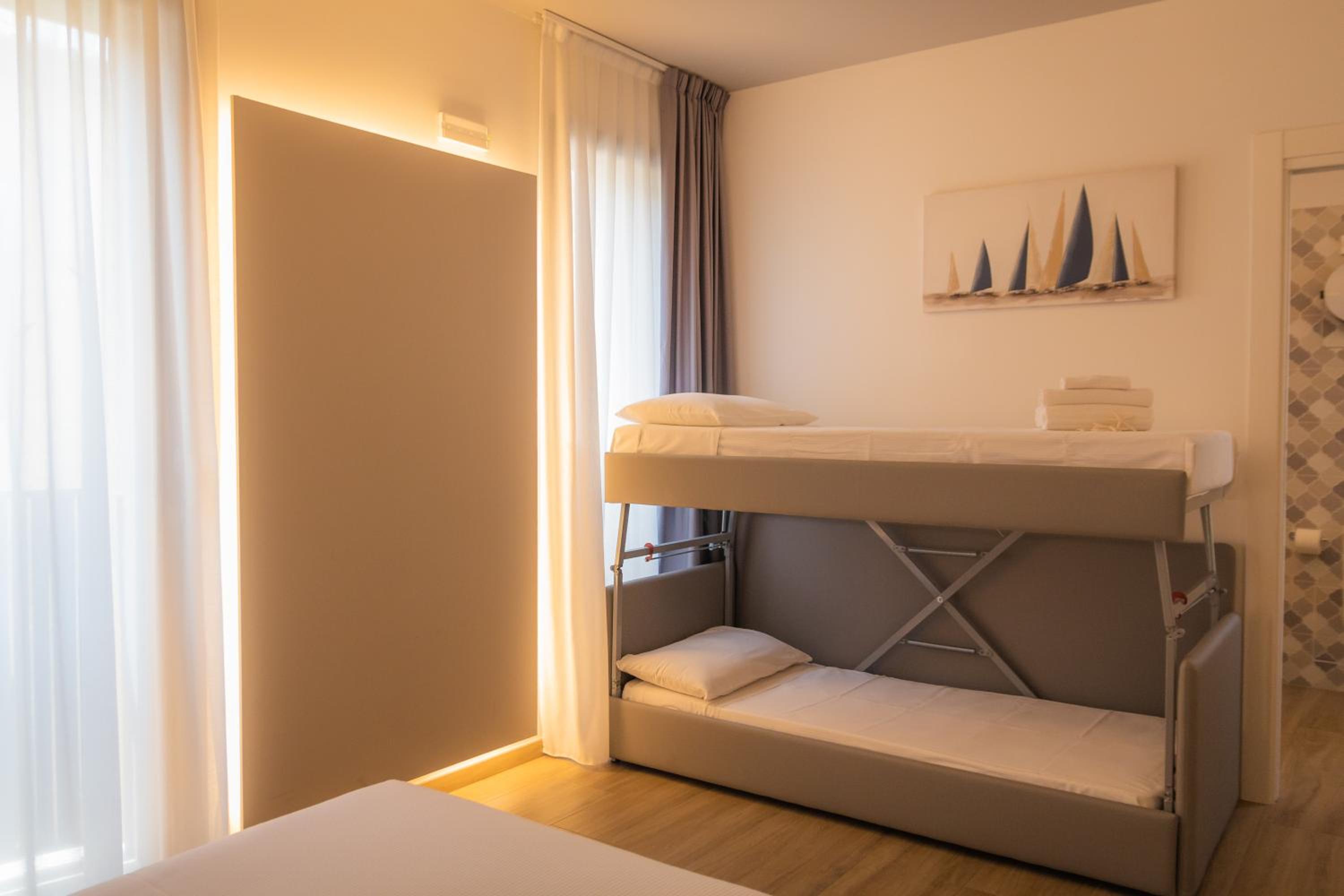 Deluxe Quadruple Room - Photo 2