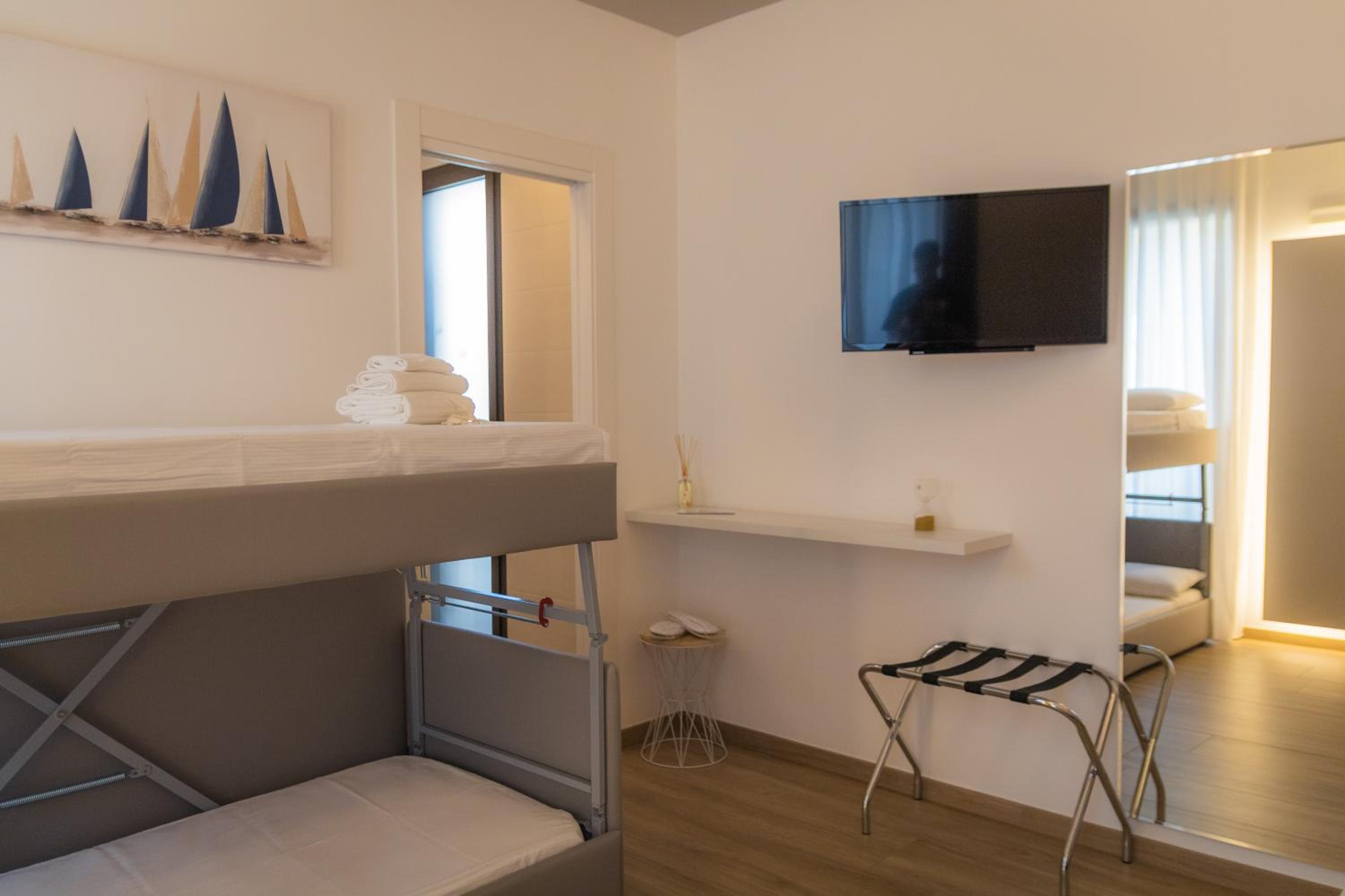 Deluxe Quadruple Room - Photo 3