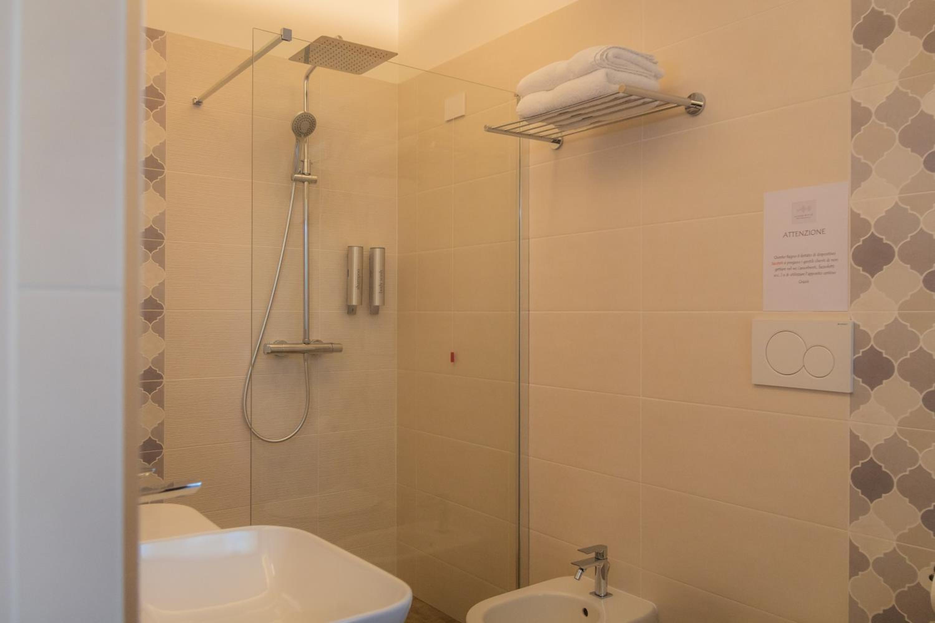Deluxe Quadruple Room - Photo 4