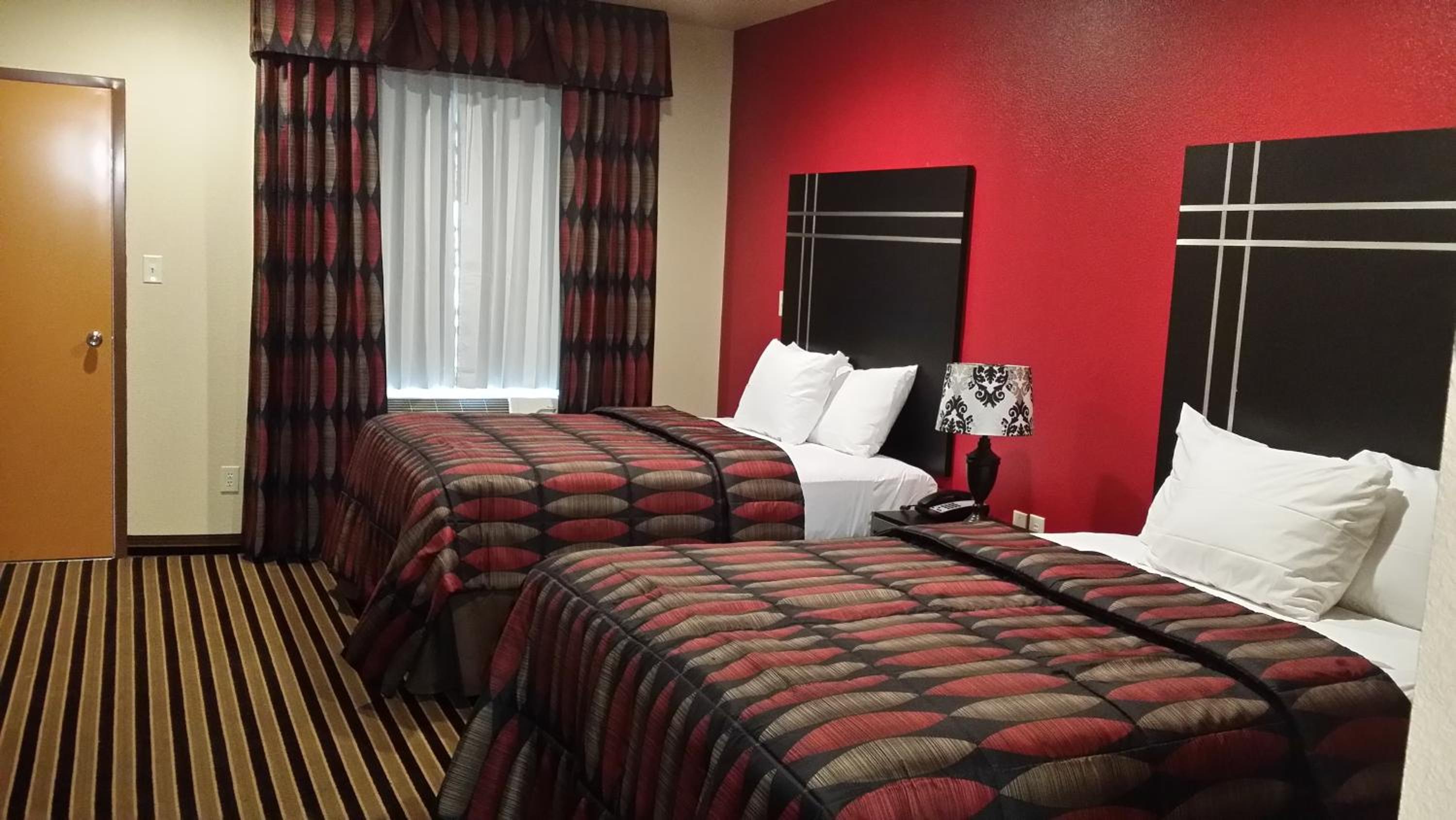 Queen Room with Two Queen Beds - Non-Smoking - Photo 4