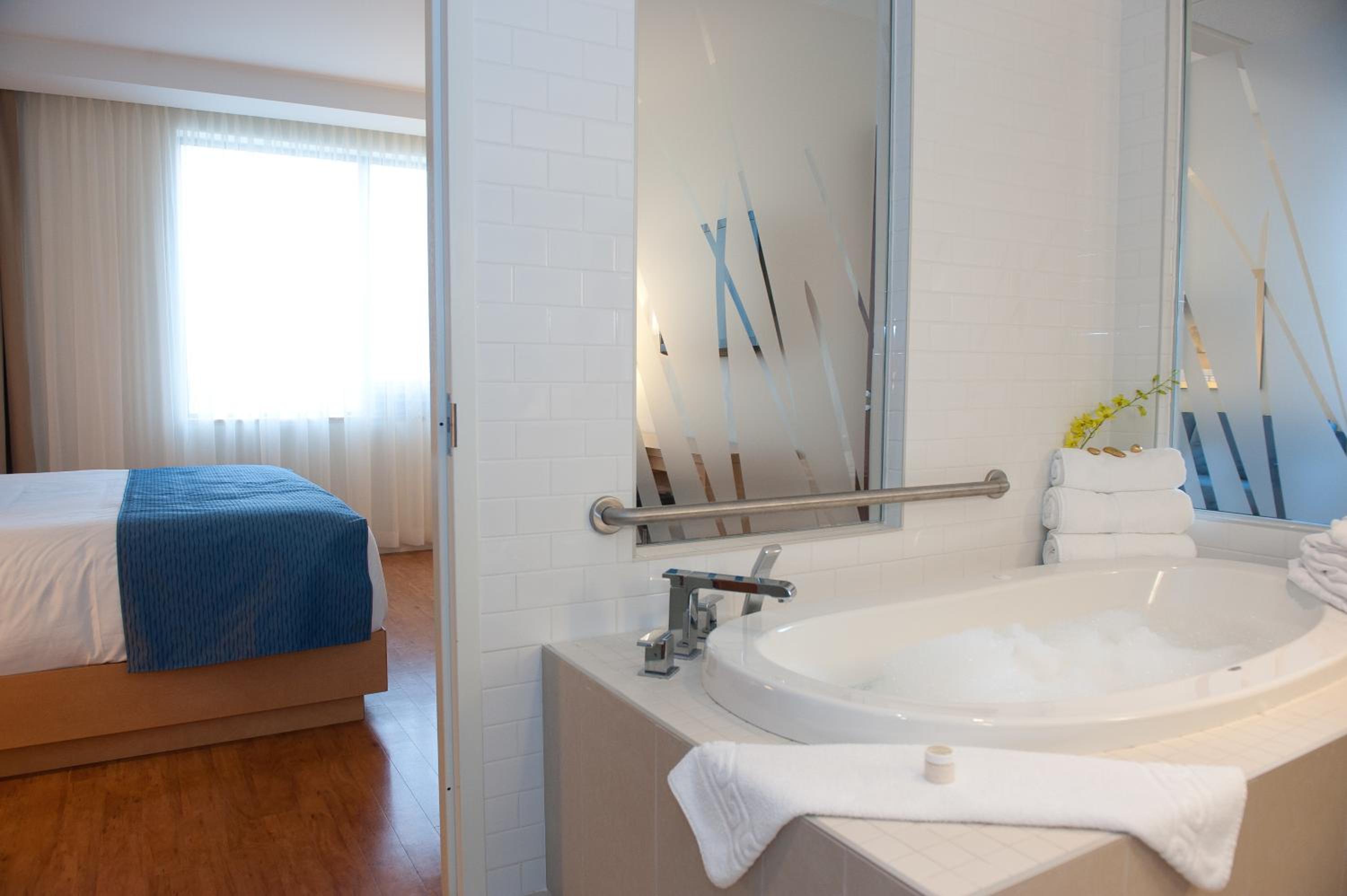 One-Bedroom King Suite with Sofa Bed photo 2